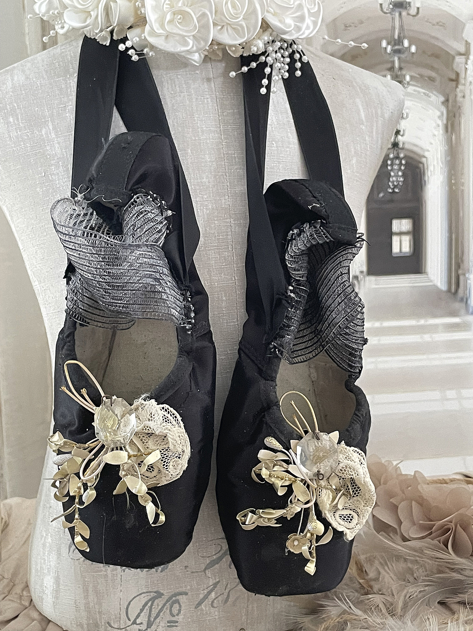 Elegante Ballettschuhe mit dekorativem Design Schwarze Ballettschuhe mit feinen Verzierungen und Rüschen