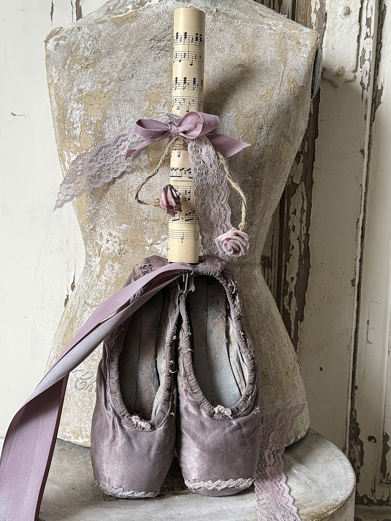 Antike Ballettspitzenschuhe in Malve-Stille Zeugen der Bühne***