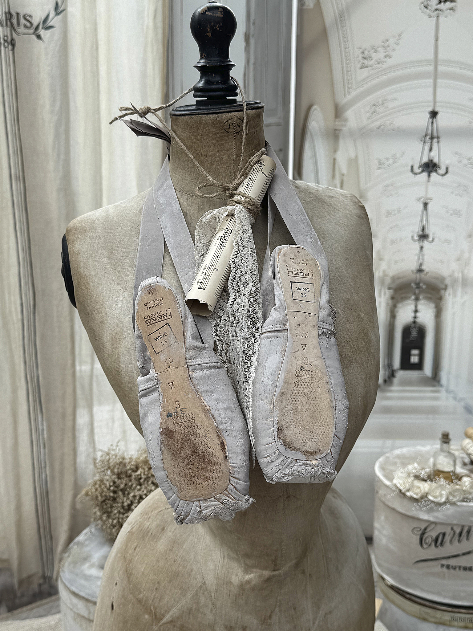 Alte Spitzenschuhe im taupen Vintagekleid L*** Alte Spitzenschuhe im taupen Vintagekleid L***