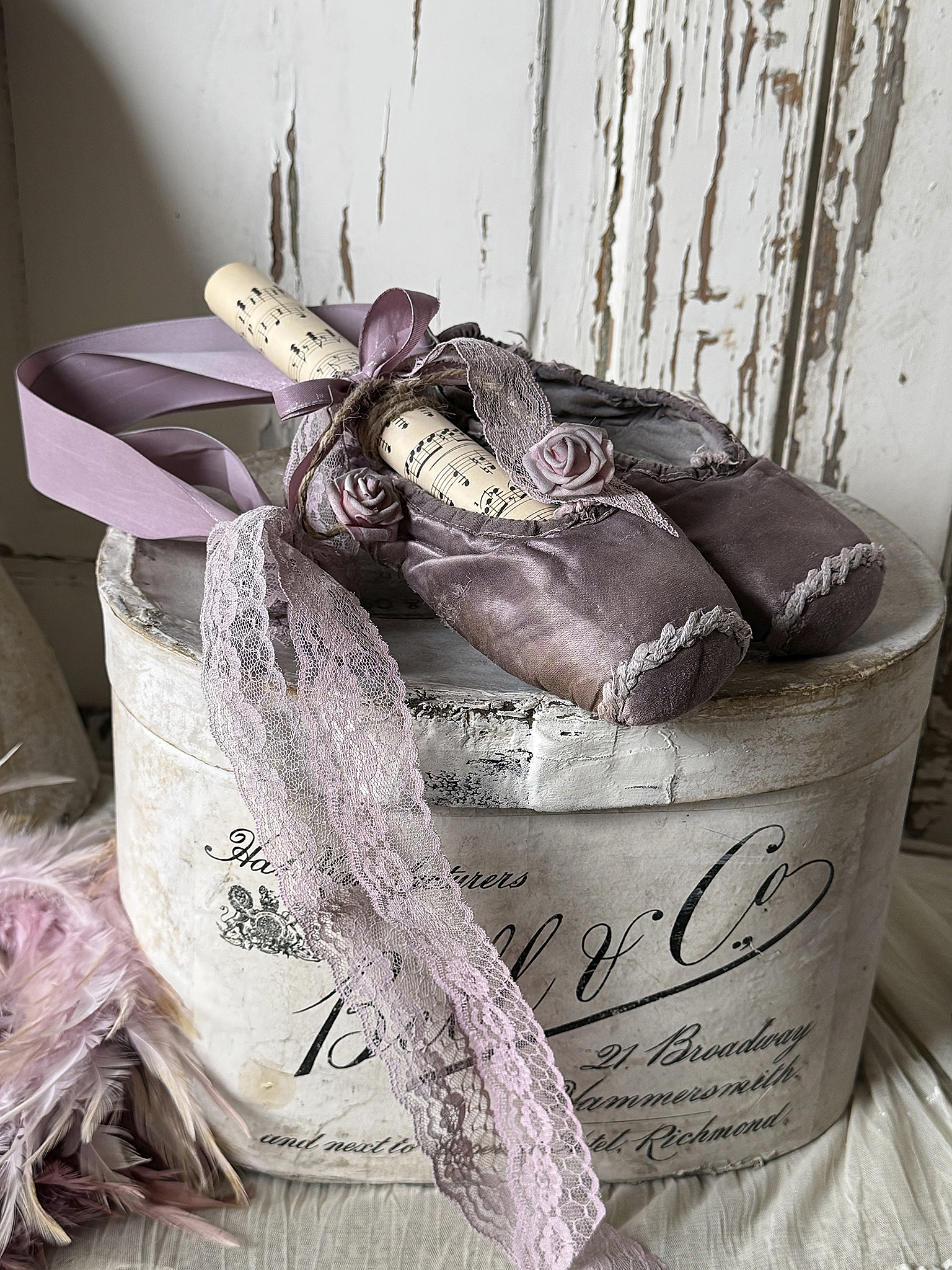 Antike Ballettspitzenschuhe in Malve-Stille Zeugen der Bühne***