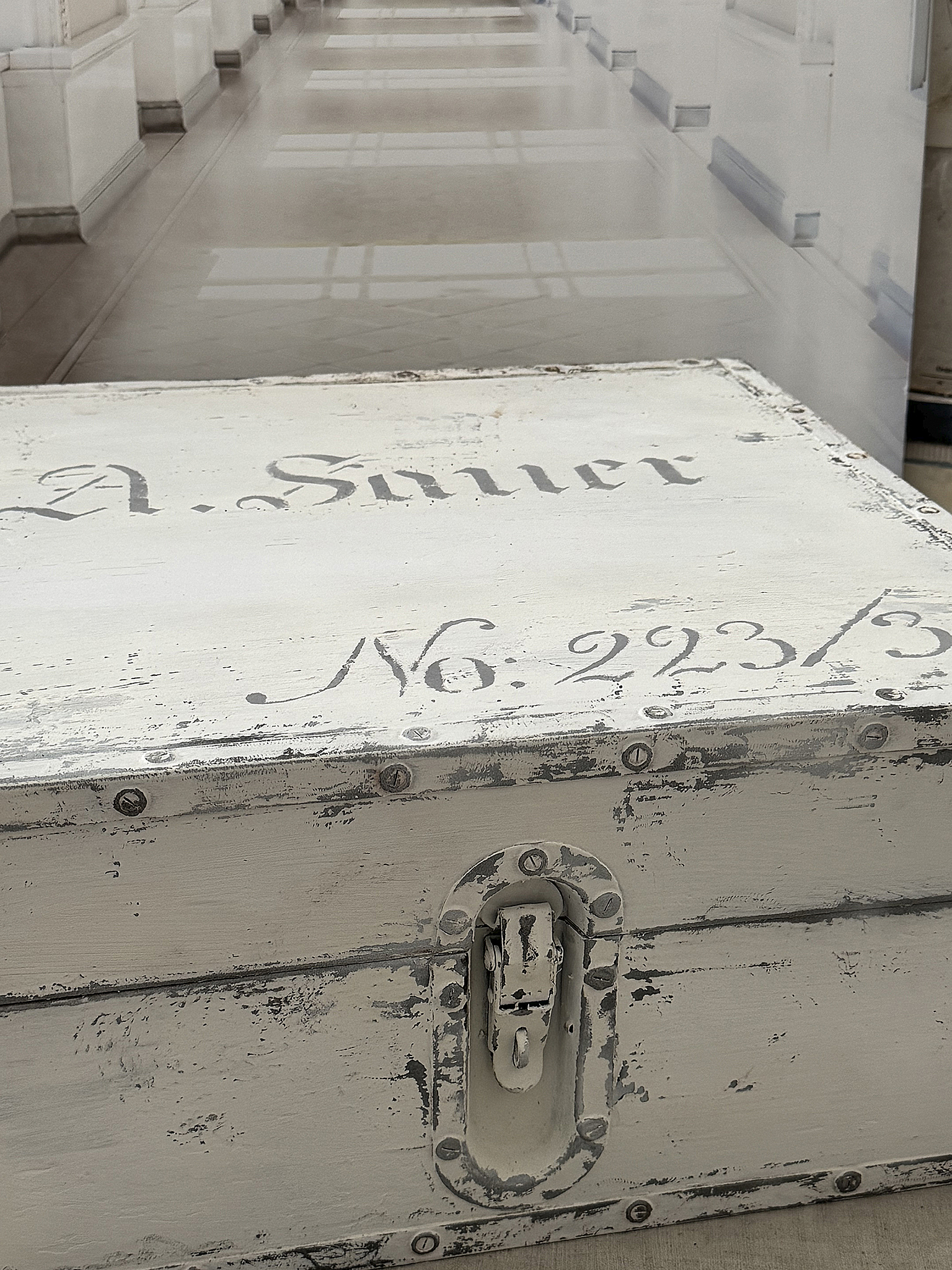 Uralte flache Truhe im Shabby-Chic – einzigartiger Vintage-Charme***