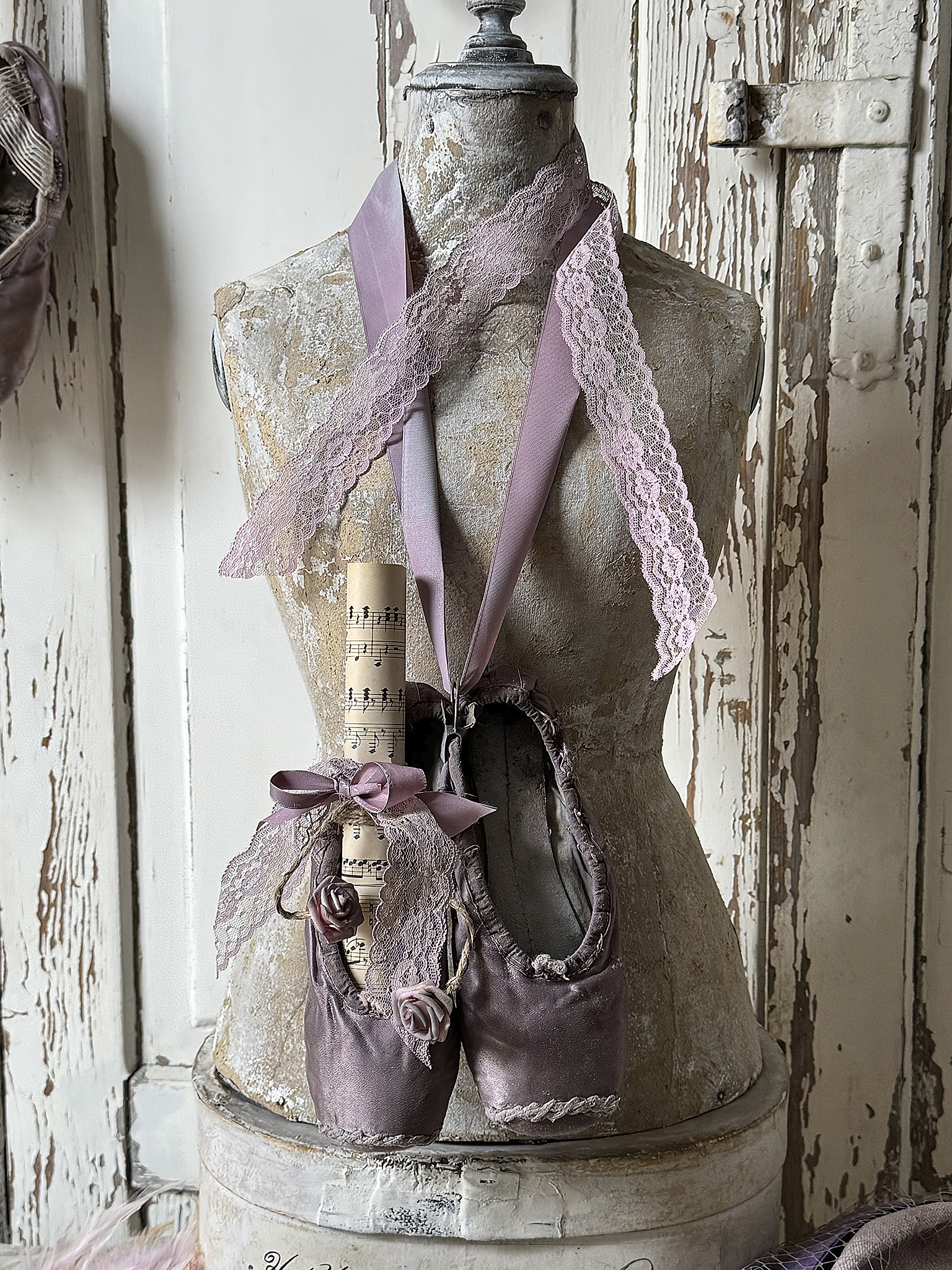 Antike Ballettspitzenschuhe in Malve-Stille Zeugen der Bühne***