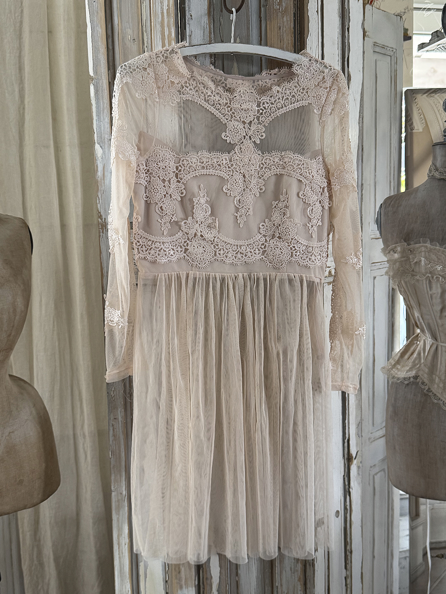 Altes Spitzenkleid mit Bügel und Vintage-Spitzenschuhe*** Altes Spitzenkleid mit Bügel und Vintage-Spitzenschuhe***