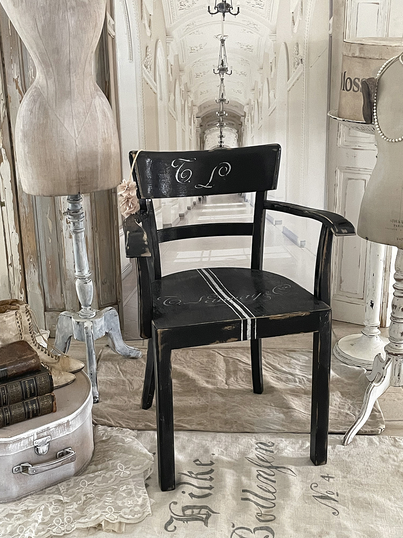 Robuster alter Holz-Stuhl Shabbyblack*** Robuster alter Holz-Stuhl Shabbyblack***