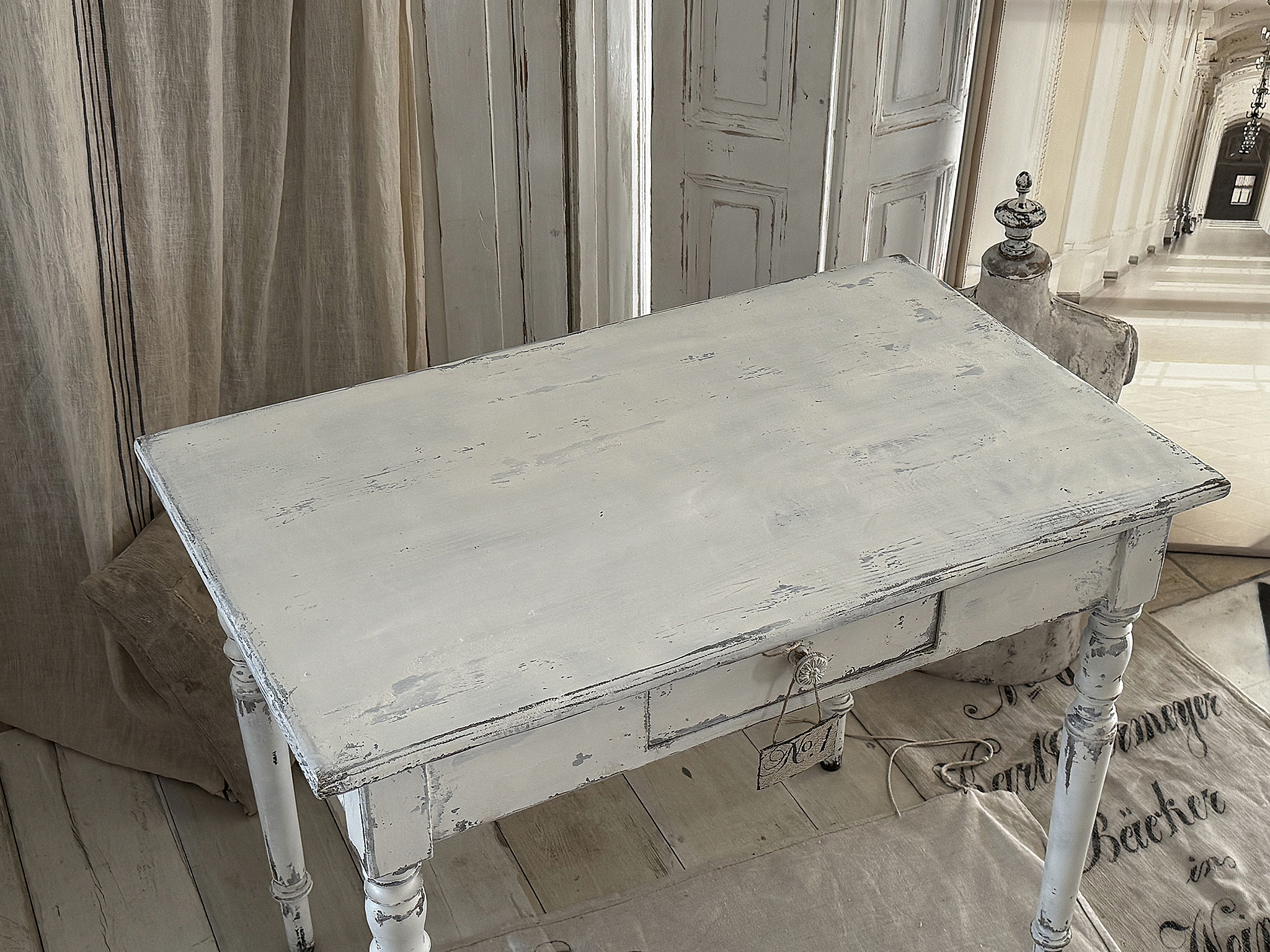 Alter kleiner Esstisch im Shabbykleid***