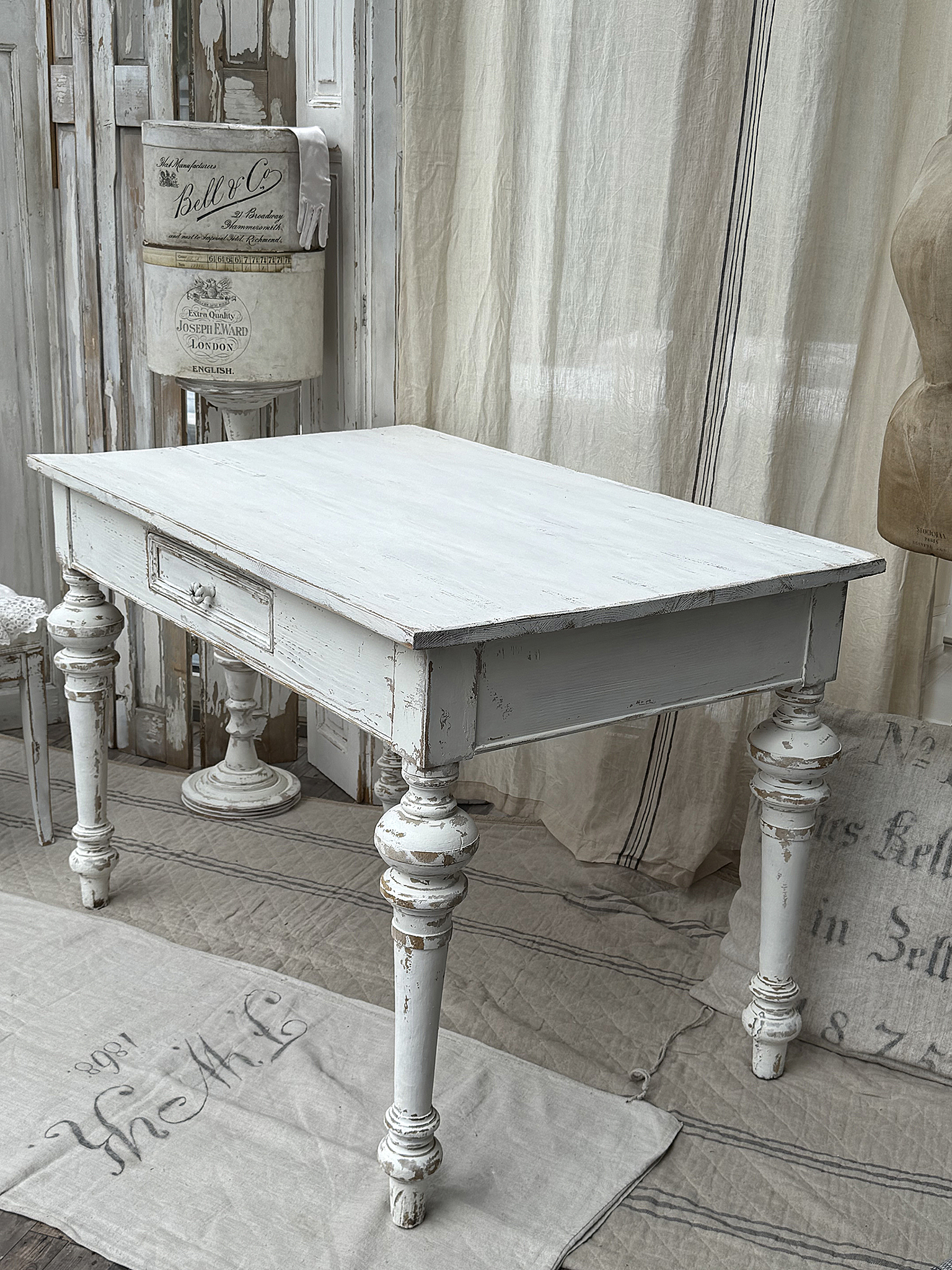 Antiker großer Gründerzeittisch im Shabby Chic***