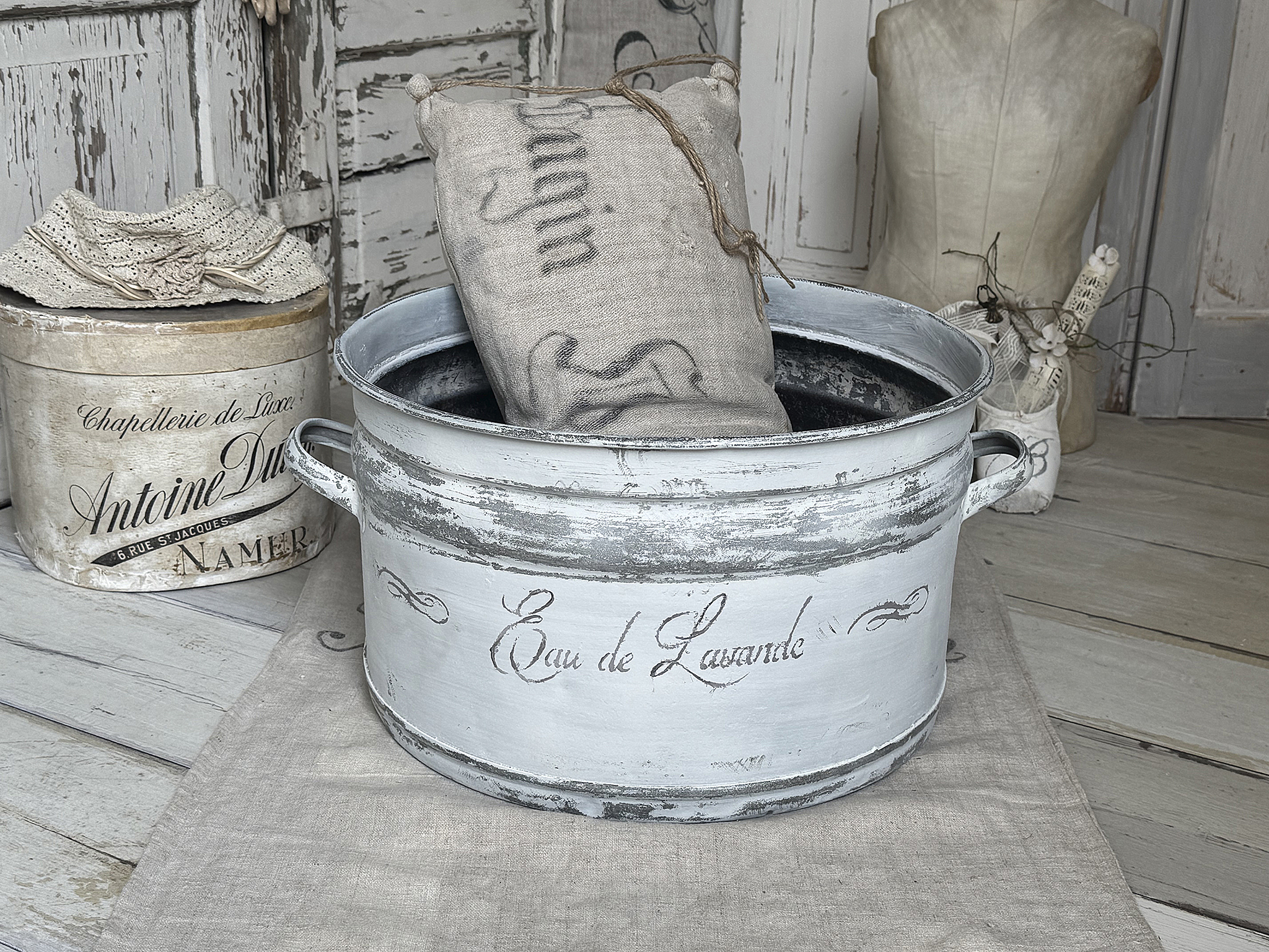 Alter Zinktopf „Eau de Lavande“ – Shabby-Chic mit Vintage-Charme***
