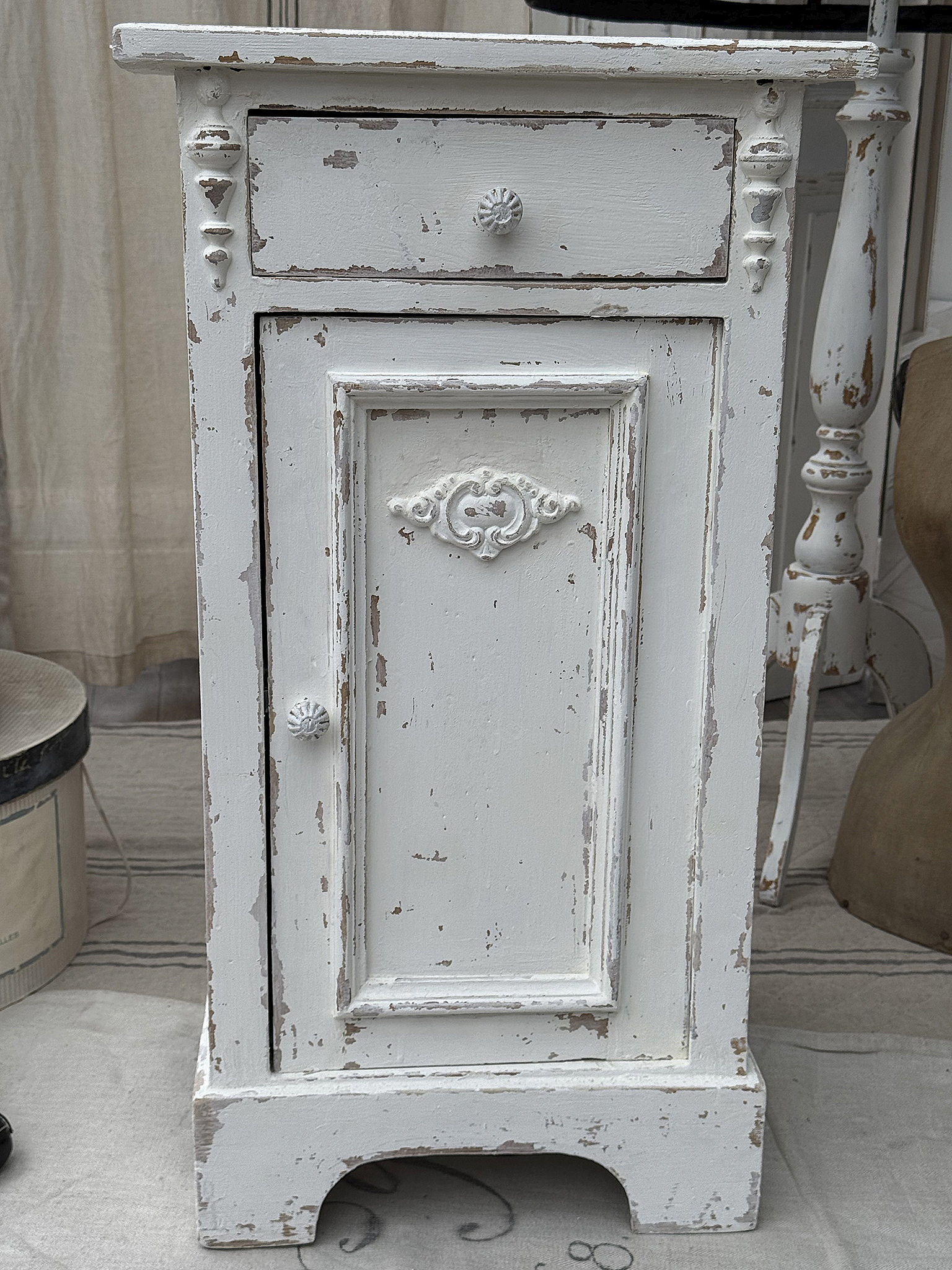 Vintage Nachtschrank im Shabby-Chic-Stil mit einer Schublade und einem Regal Weißer Vintage Nachtschrank mit einer Schublade und einer Tür im Shabby-Chic-Look