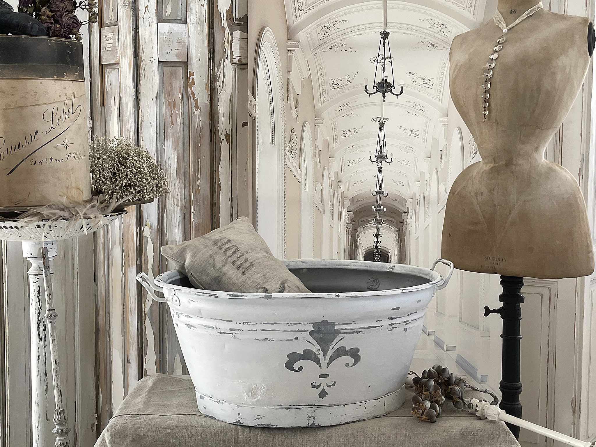 Alte Shabby-Zinkwanne im weißen Kleid***