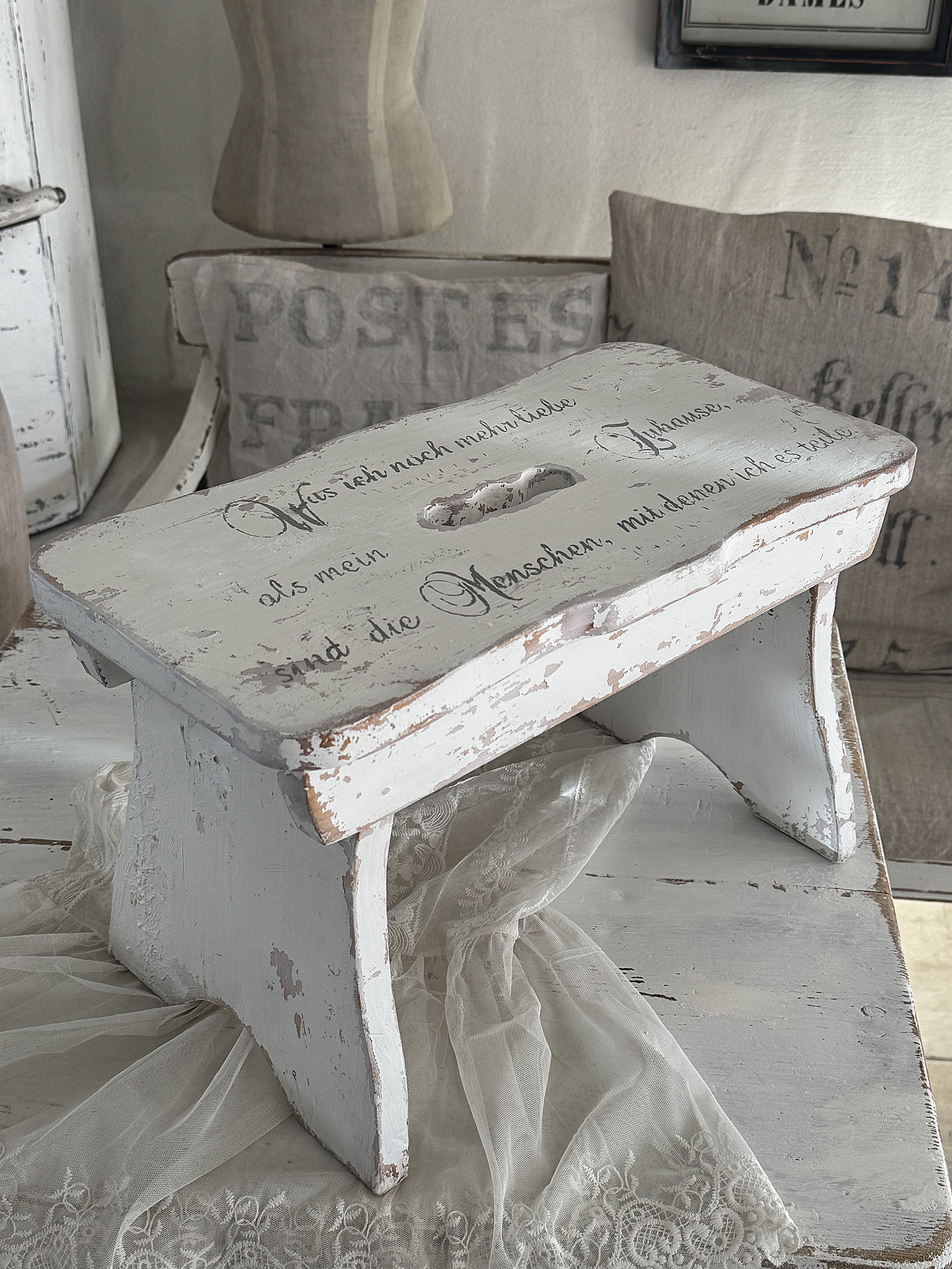 Altes Vollholzbänkchen / Fußhocker mit Charme & Herzensbotschaft***