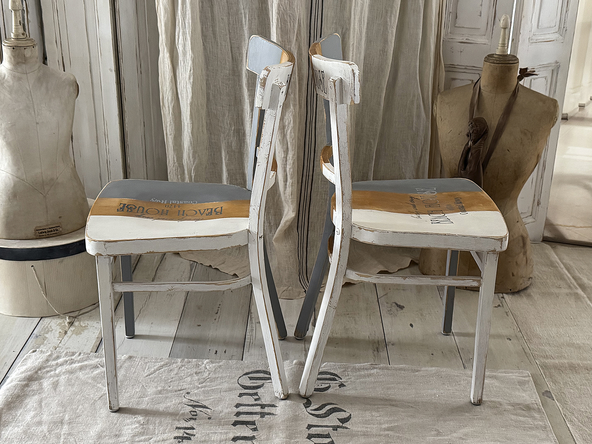 Altes Stuhlpärchen „Beach House“ | Buchenholz | Shabby Chic Weiß Grau Naturholz***