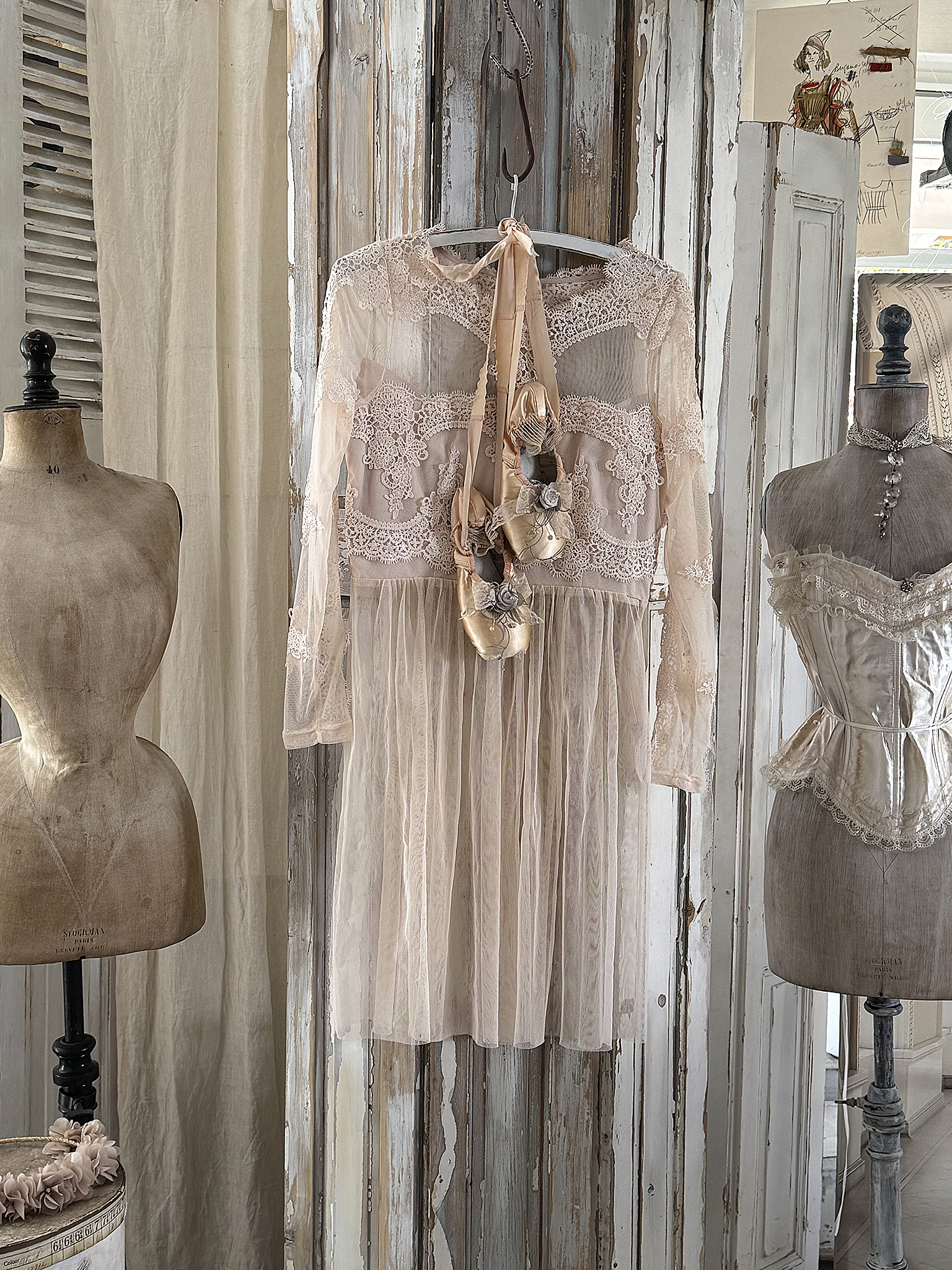 Altes Spitzenkleid mit Bügel und Vintage-Spitzenschuhe*** Altes Spitzenkleid mit Bügel und Vintage-Spitzenschuhe***