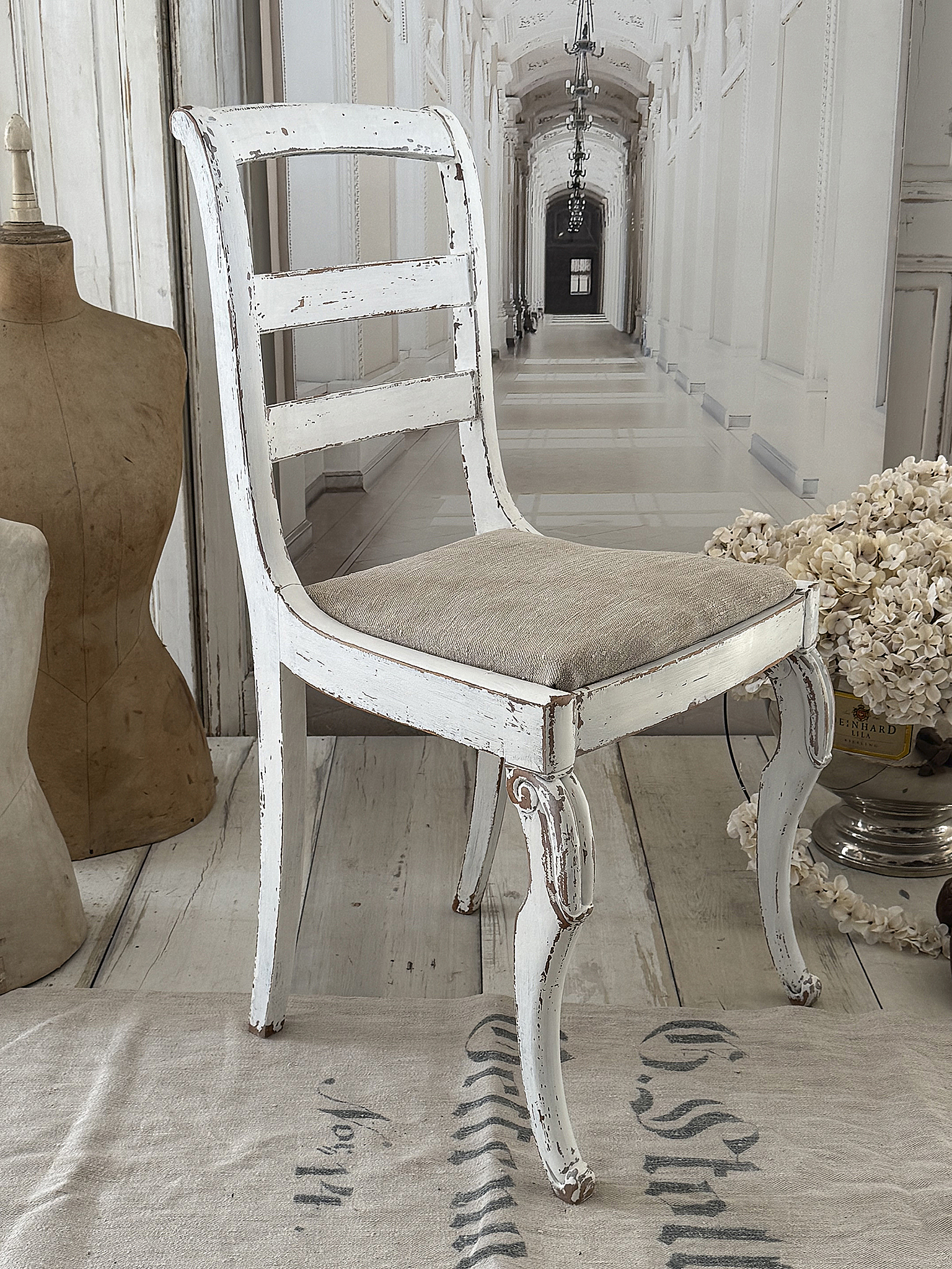 Antiker Holzstuhl – Shabby Chic in Mattweiß – Sitzpolster aus altem Leinen – Vintage Unikat***