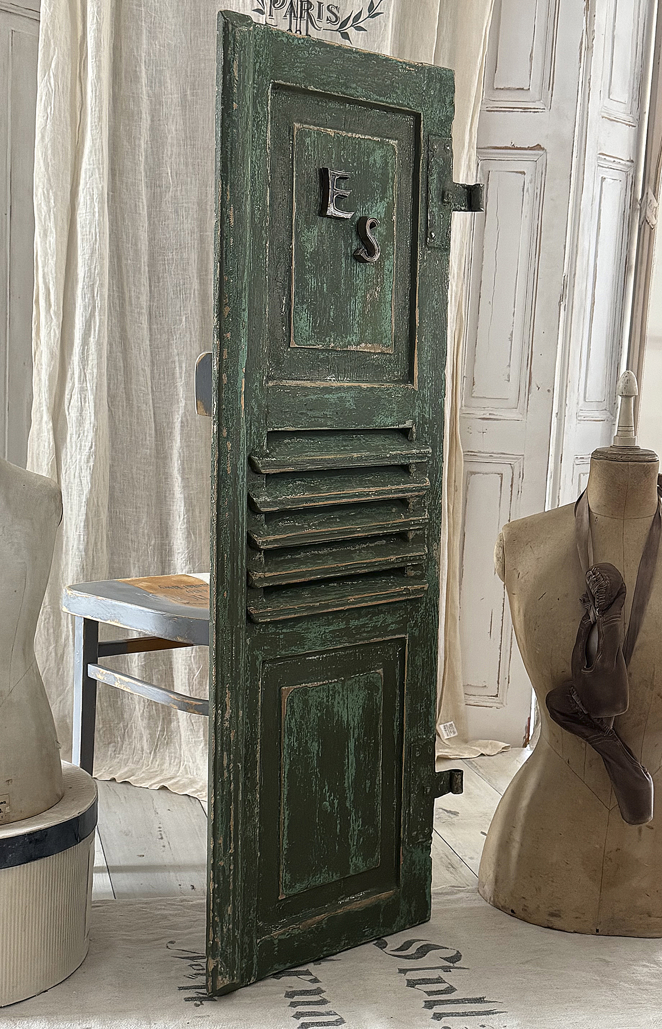 Antiker Fensterladen mit Originalpatina | Grün-Türkis | Vintage Shabby Chic | Messingbuchstaben E & S***