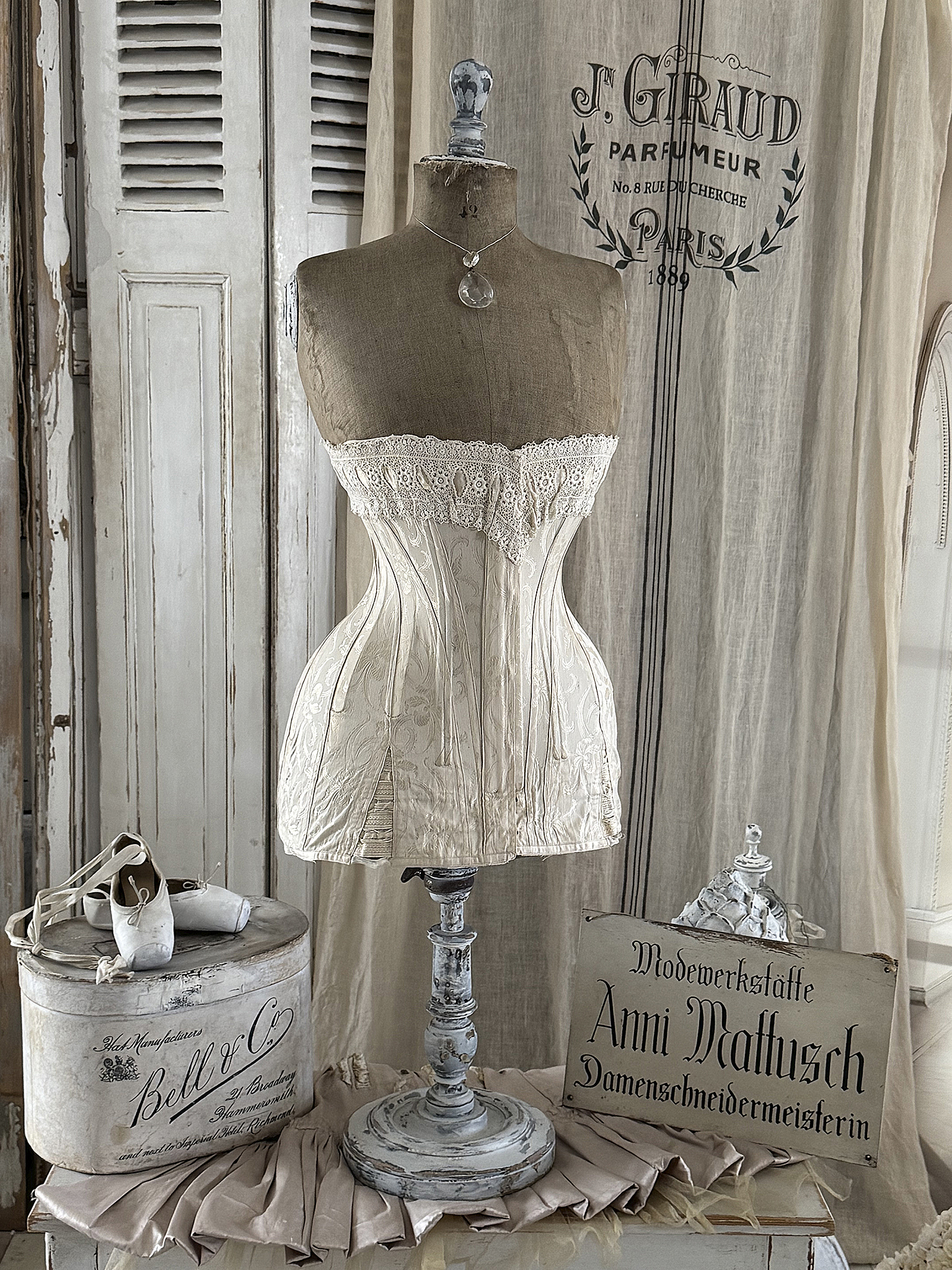 Antike Schneiderbüste „Wespentaille“ mit Vintage-Korsett – Sammlerstück***