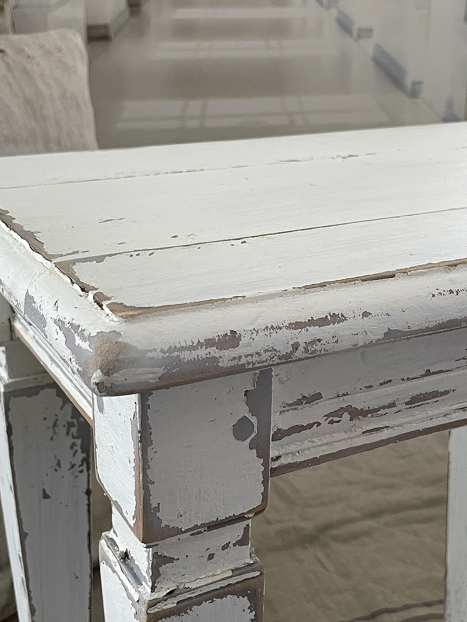Hochwertiger, weißer Tisch aus Holz mit vintage Ausstrahlung Naheinstellung auf den Tisch aus weißem, verwittertem Holz