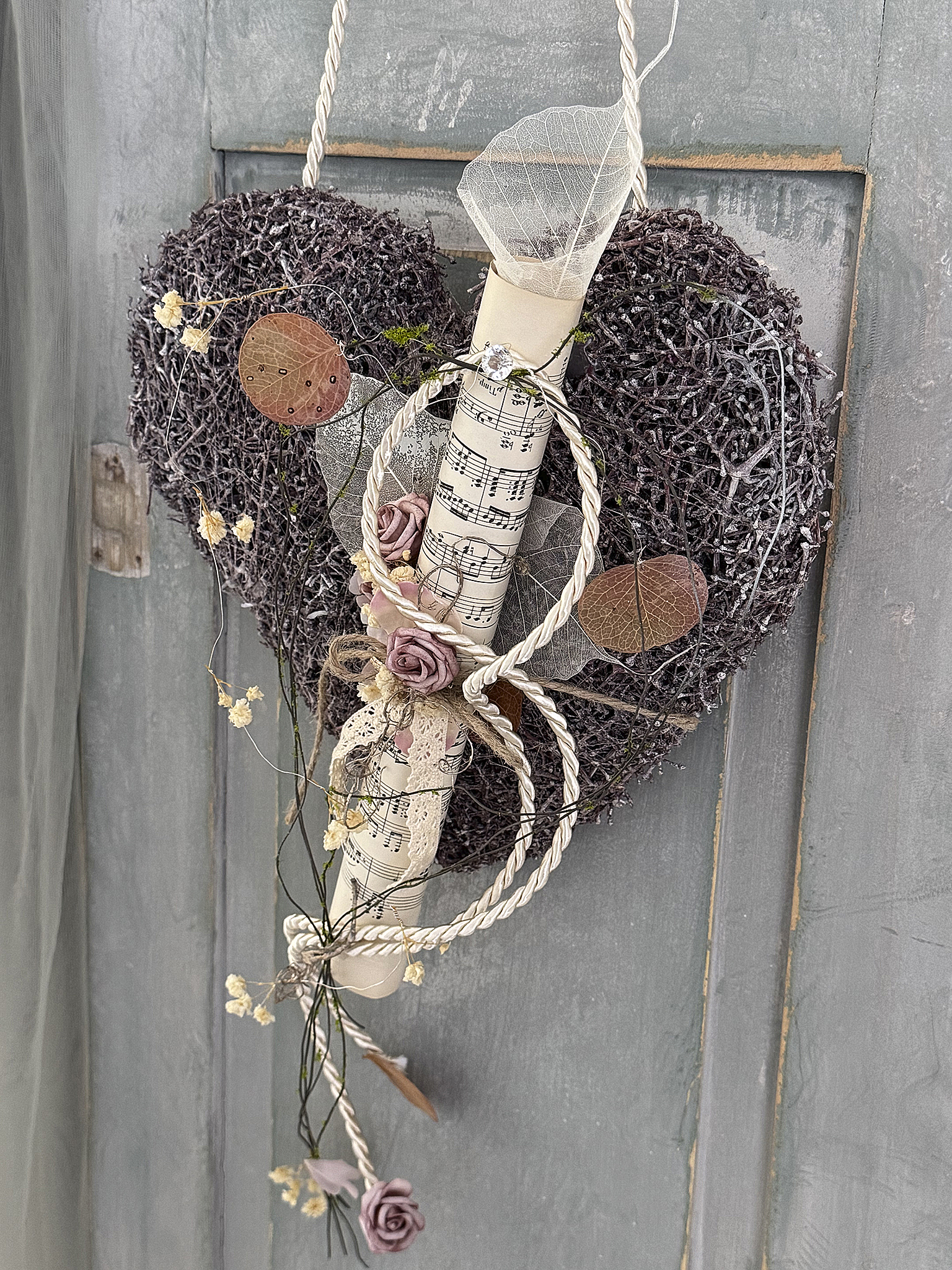 Beerenfarbenes Rebenherz mit Vintage-Notenblatt – romantische Landhausdeko im Shabby-Chic-Stil 1***