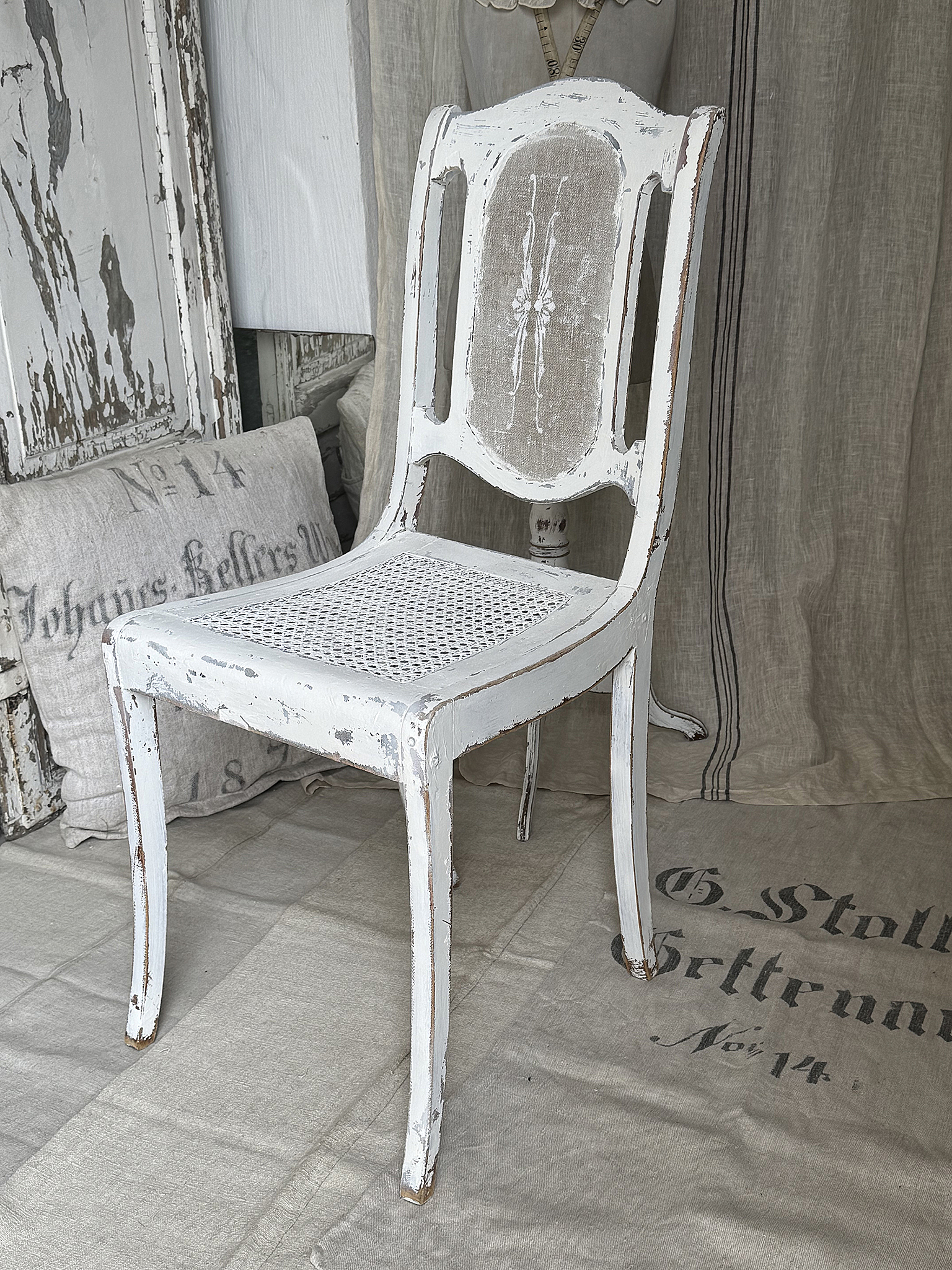 Antiker Shabby Chic Stuhl mit Wiener Geflecht & altem Leinen – handveredeltes Einzelstück im Jugendstil***