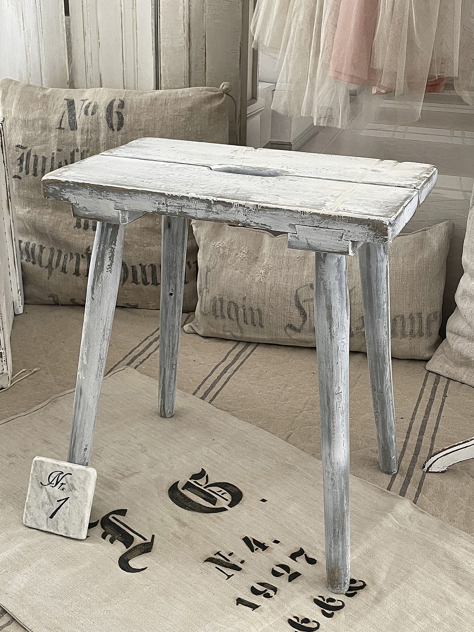 Alter robuster Shabby-Hocker 1