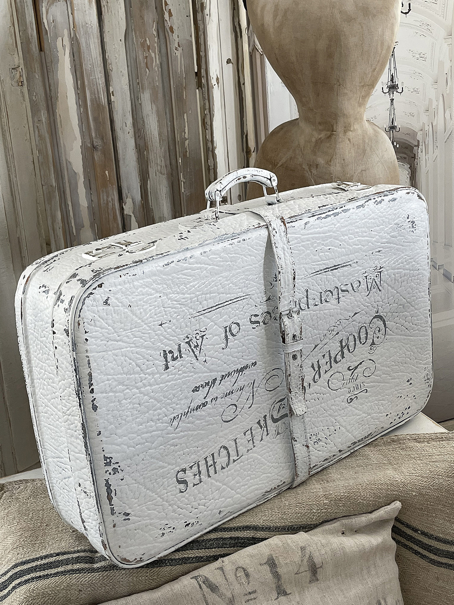 Vintage Koffer im Shabby-Chic-Stil Weißer, abgenutzter Koffer mit nostalgischem Druck auf der Oberfläche