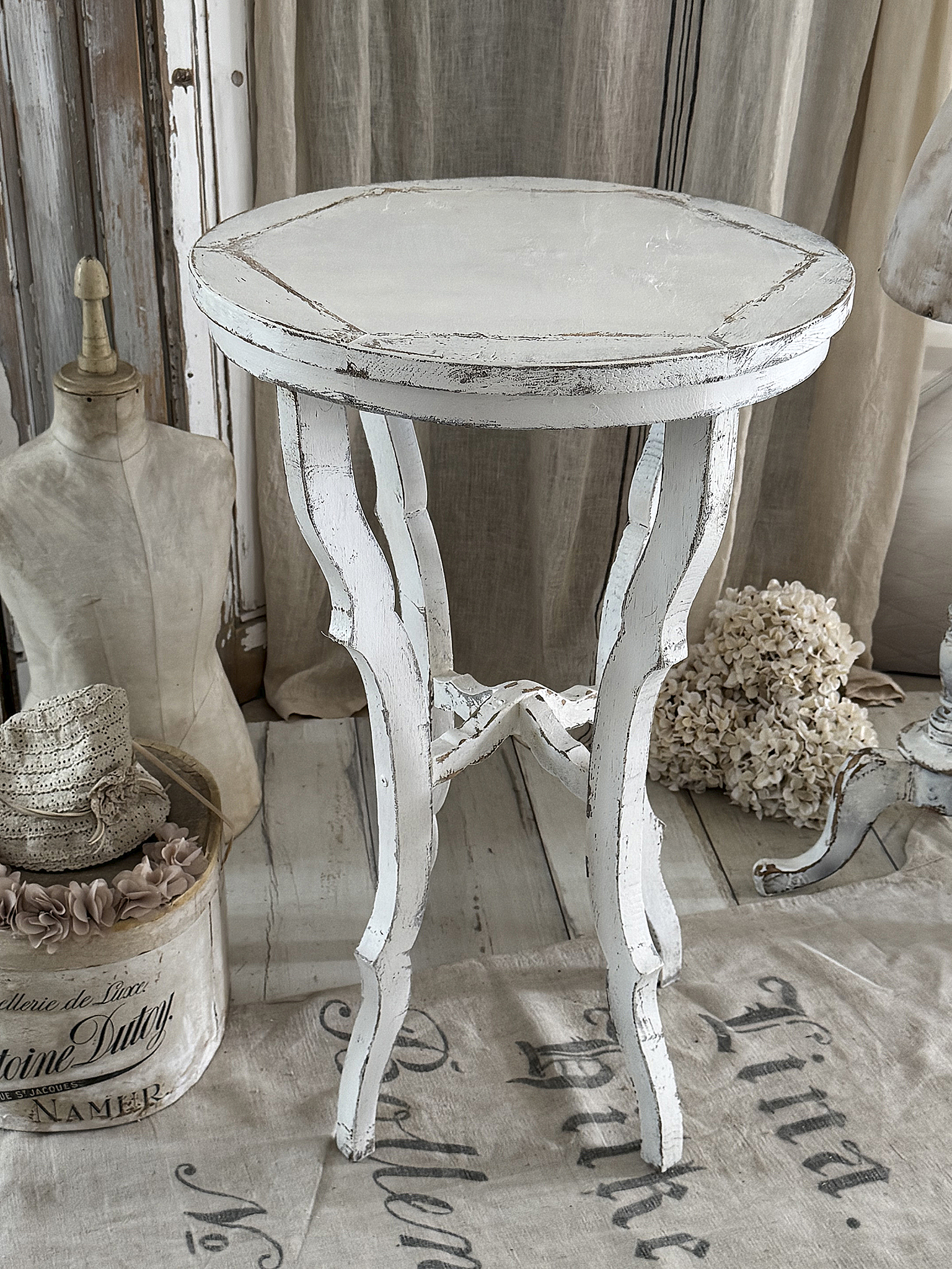 Antiker runder Beistelltisch – Shabby-pur***