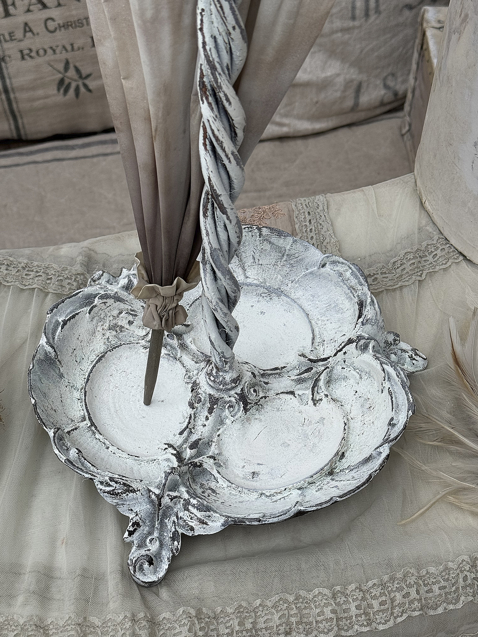 Eleganter Kerzenhalter im Vintage-Stil aus schönem Metall Dekorativer, vintage Kerzenhalter aus Metall mit kunstvollen Verzierungen