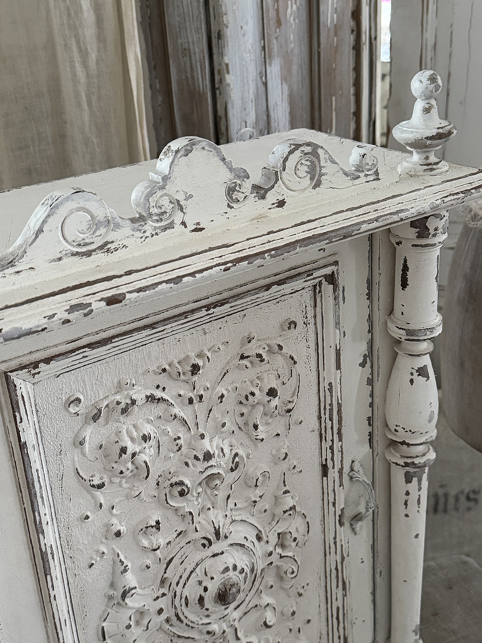 Reizender antiker Shabby-Beistellschrank***
