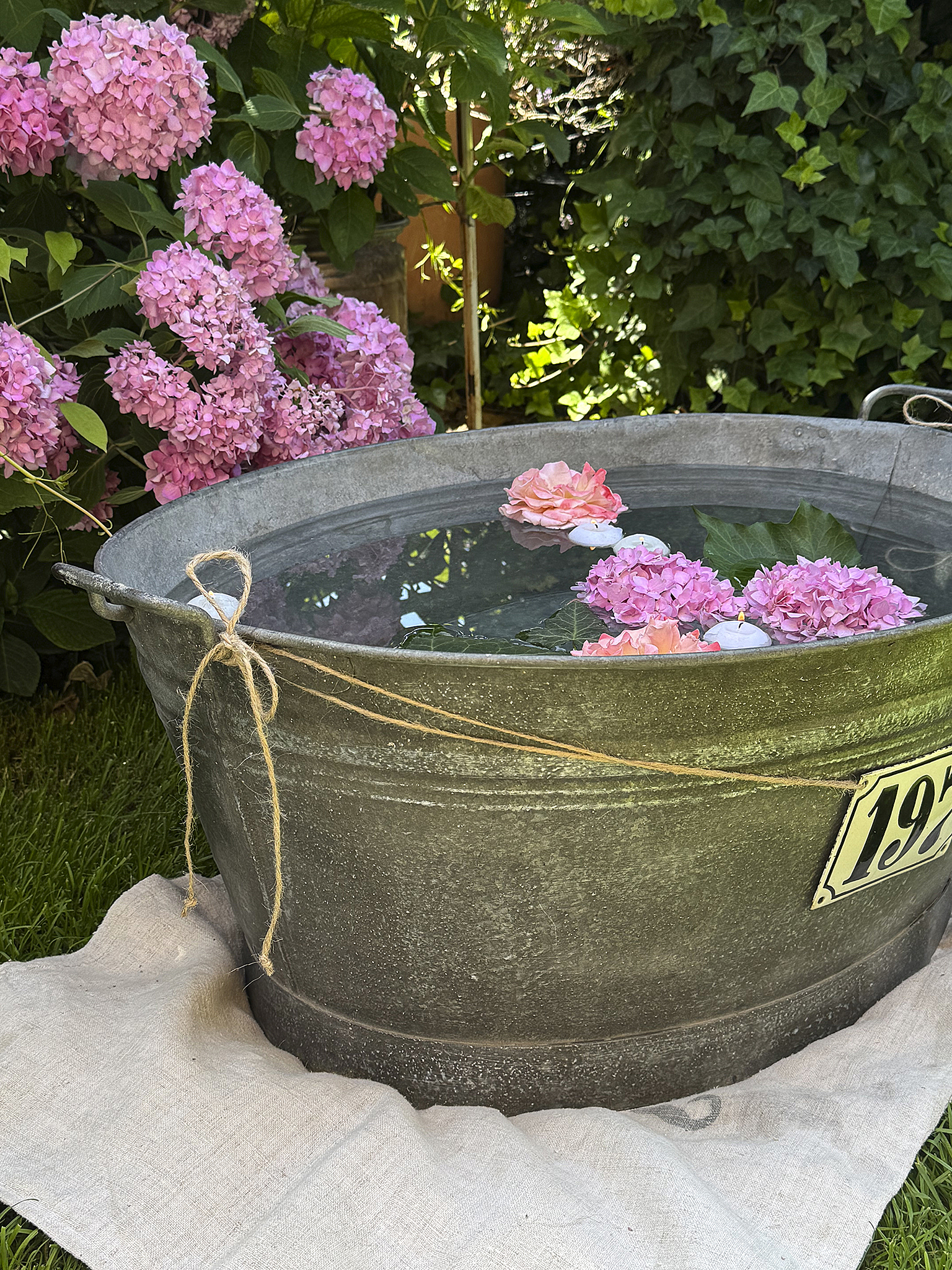 Alte Zinkwanne 75 Liter mit Emailleschild