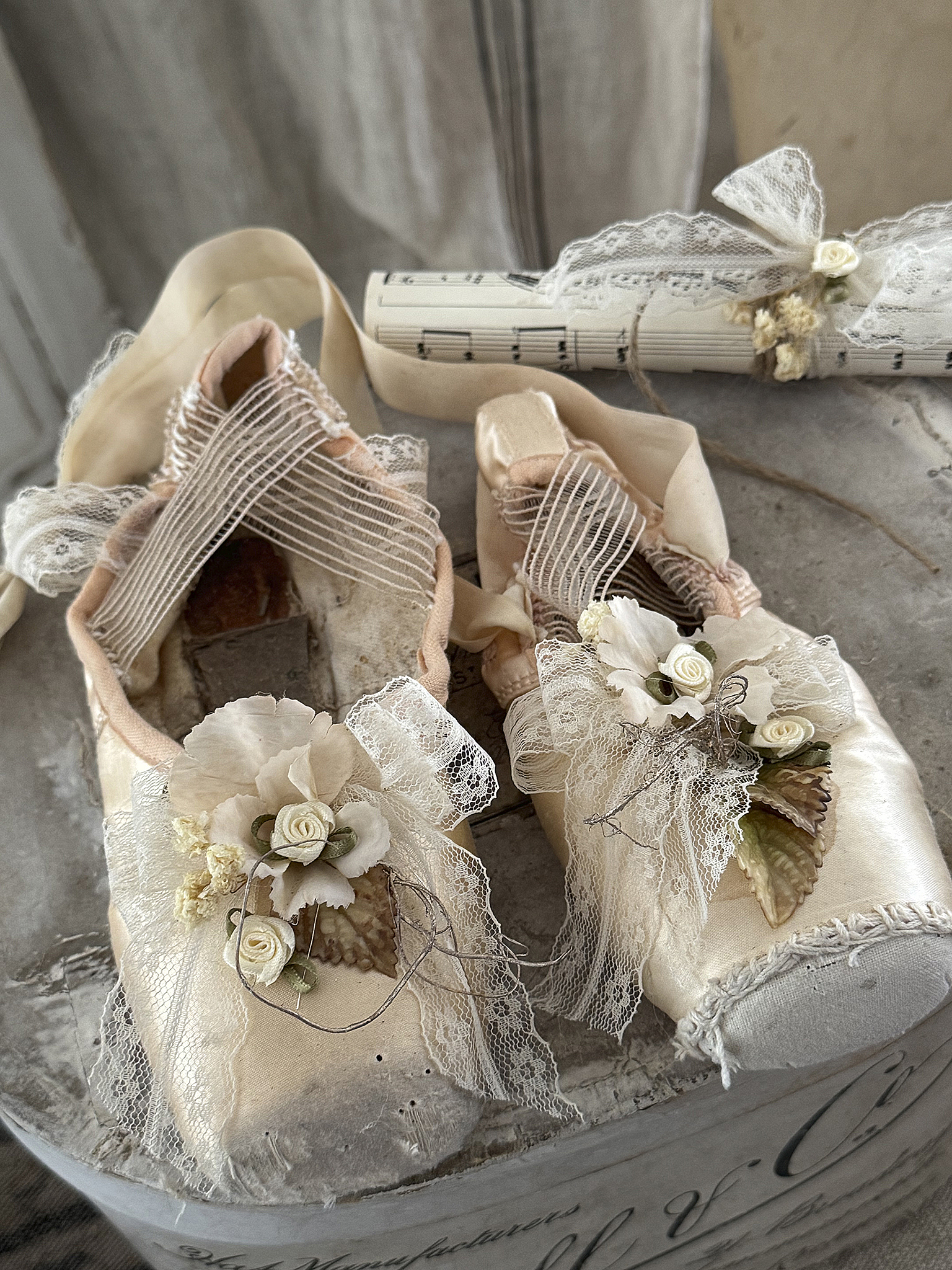 Romantisches Vintage-Unikat mit alten Spitzenschuhen – zauberhafte Dekoration mit Geschichte***