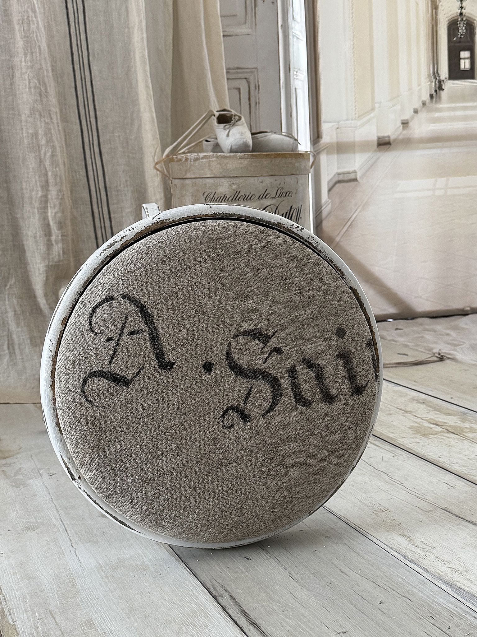 Alter Klavierhocker im Shabby Chic mit Leinensack-Bezug***