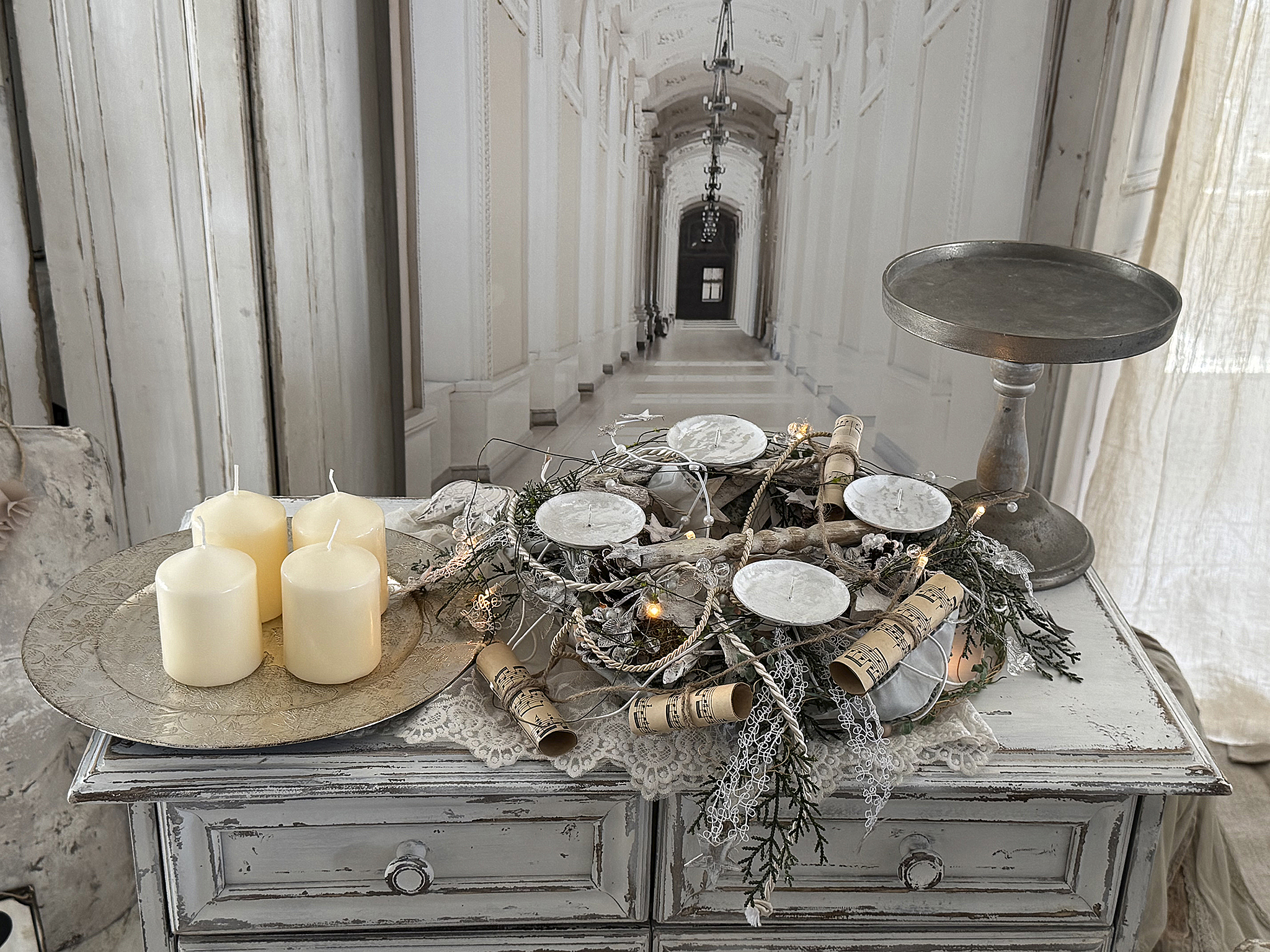 Zauberhafter handgefertigter Adventskranz auf nostalgischer Fußschale – Romantischer Shabby Chic mit Lichterglanz***