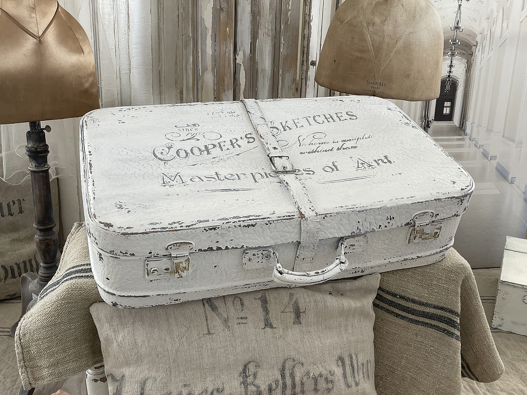 Antike Koffer mit Künstlerdesign für den Retro-Look Weißer antiker Koffer mit der Aufschrift COOPER'S SKETCHES, perfekt für Dekoration und Vintage-Style.