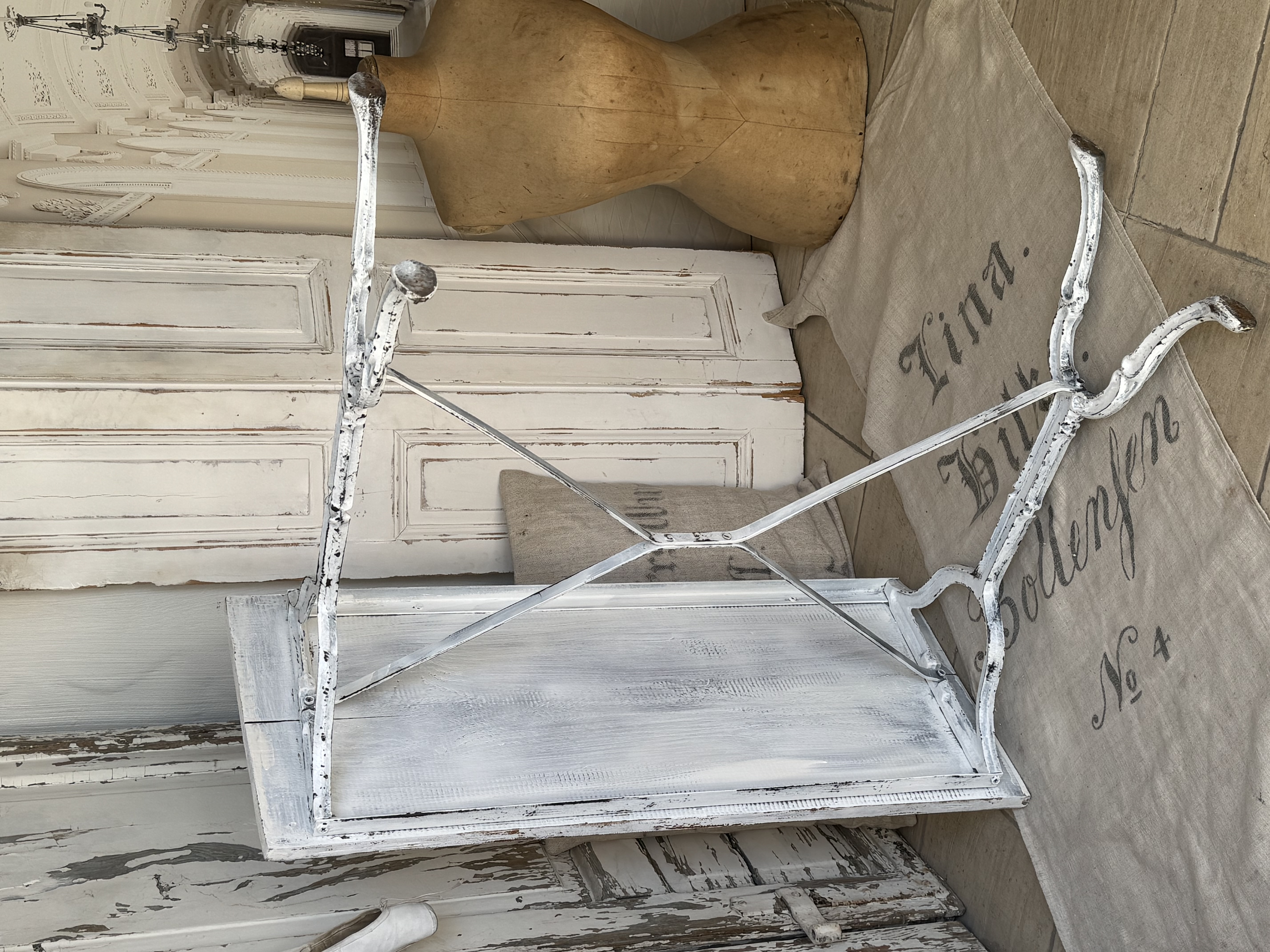 Alter Beistell- bzw. Konsolentisch im Shabby-Kleid***