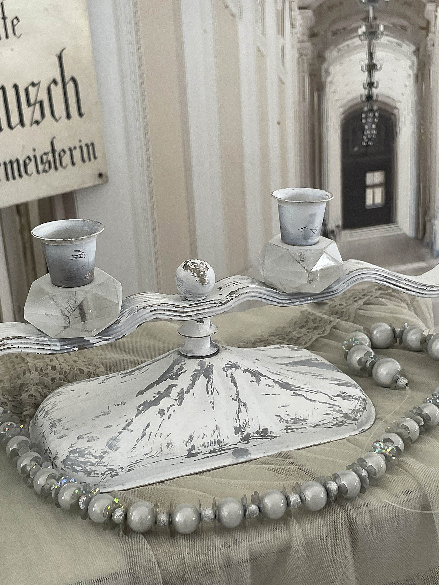 Antiker Kerzenleuchter im weißen Kleid*** Antiker Kerzenleuchter im weißen Kleid***