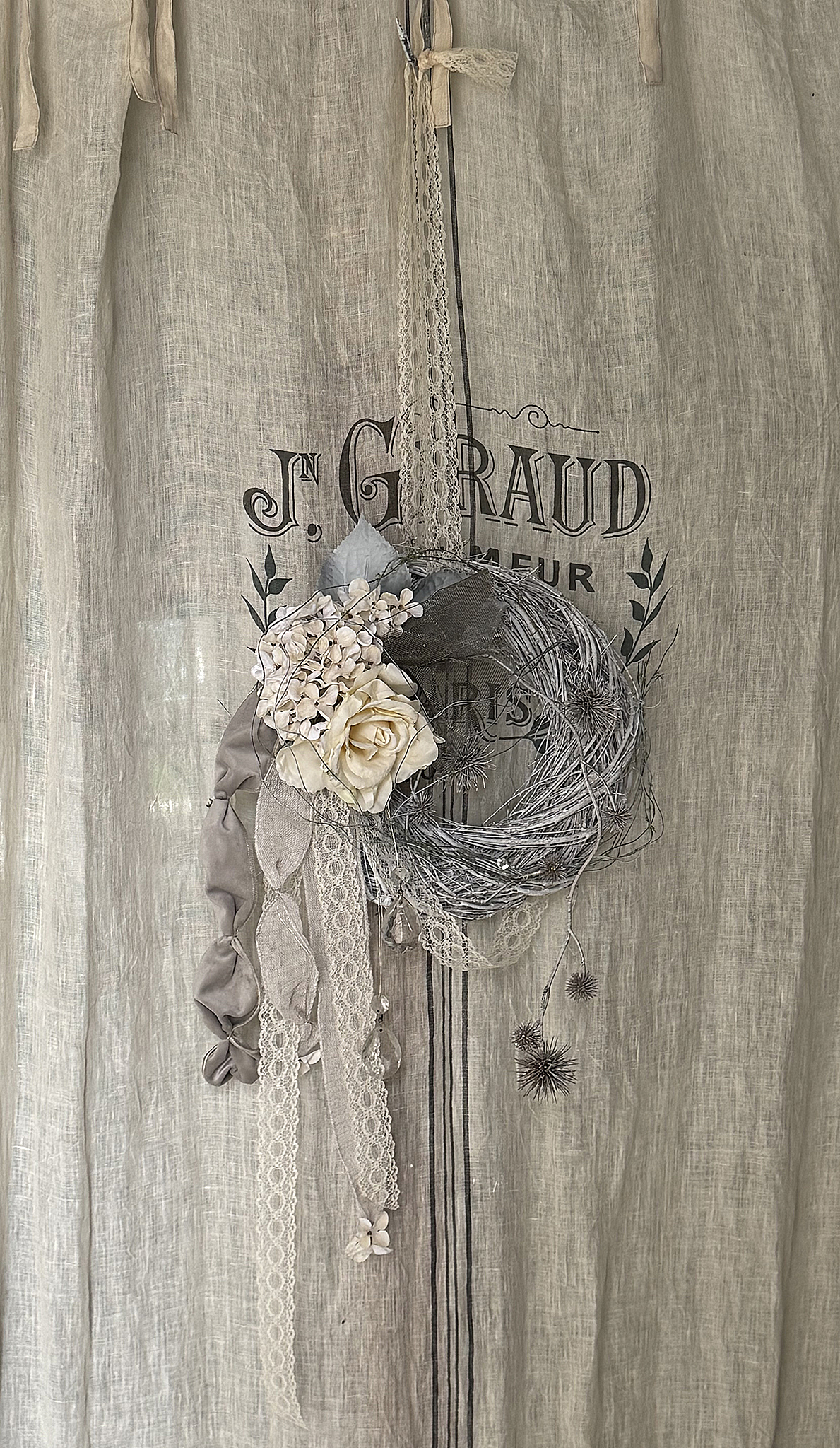 Romantischer Dekokranz im Shabby Chic – gebundener Kranz mit Rosen, Spitze & alten Kristallen im französischen Landhausstil***