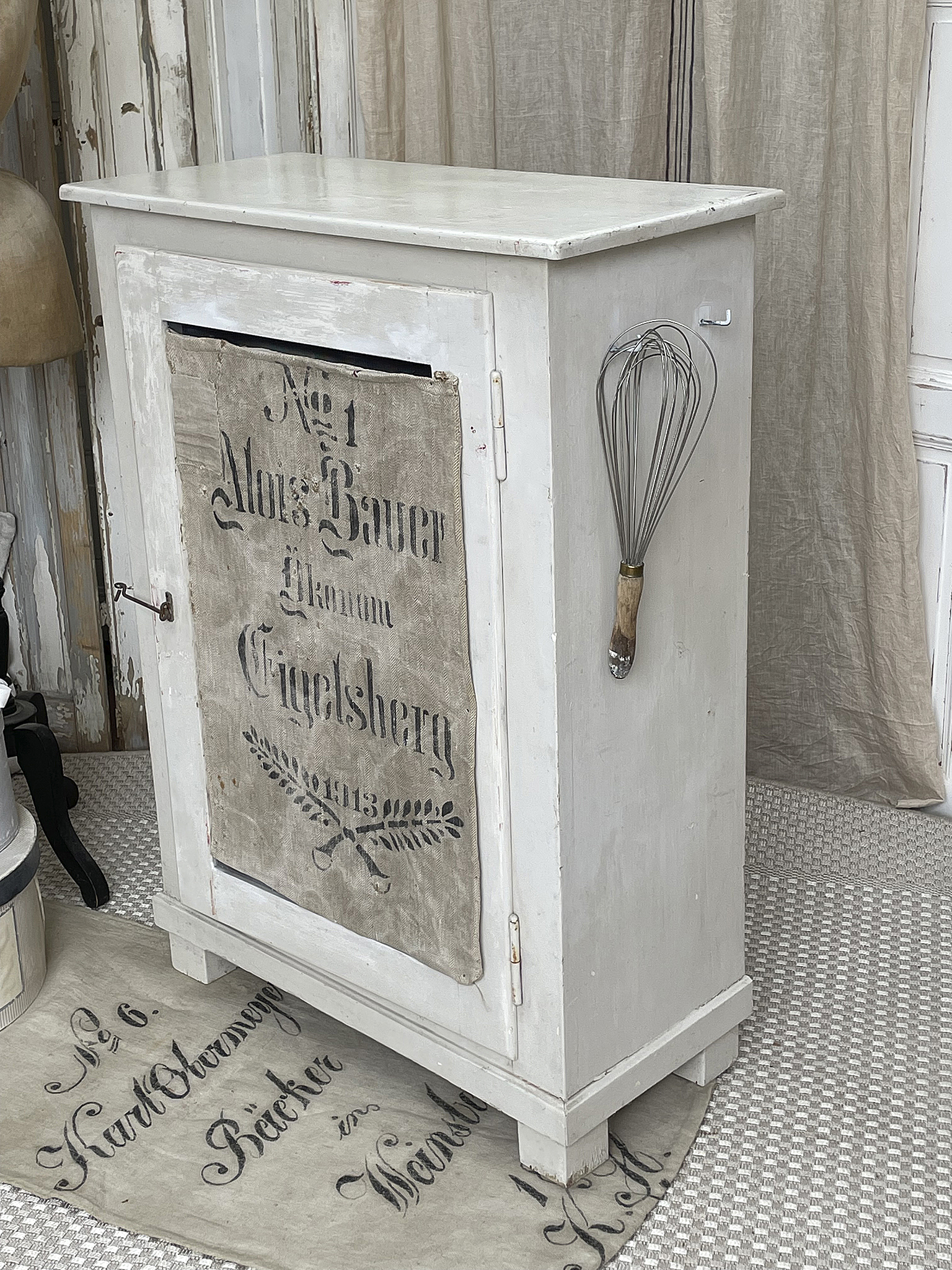 Alter Shabby-Schrank mit Mehlsack*** Alter Shabby-Schrank mit Mehlsack***
