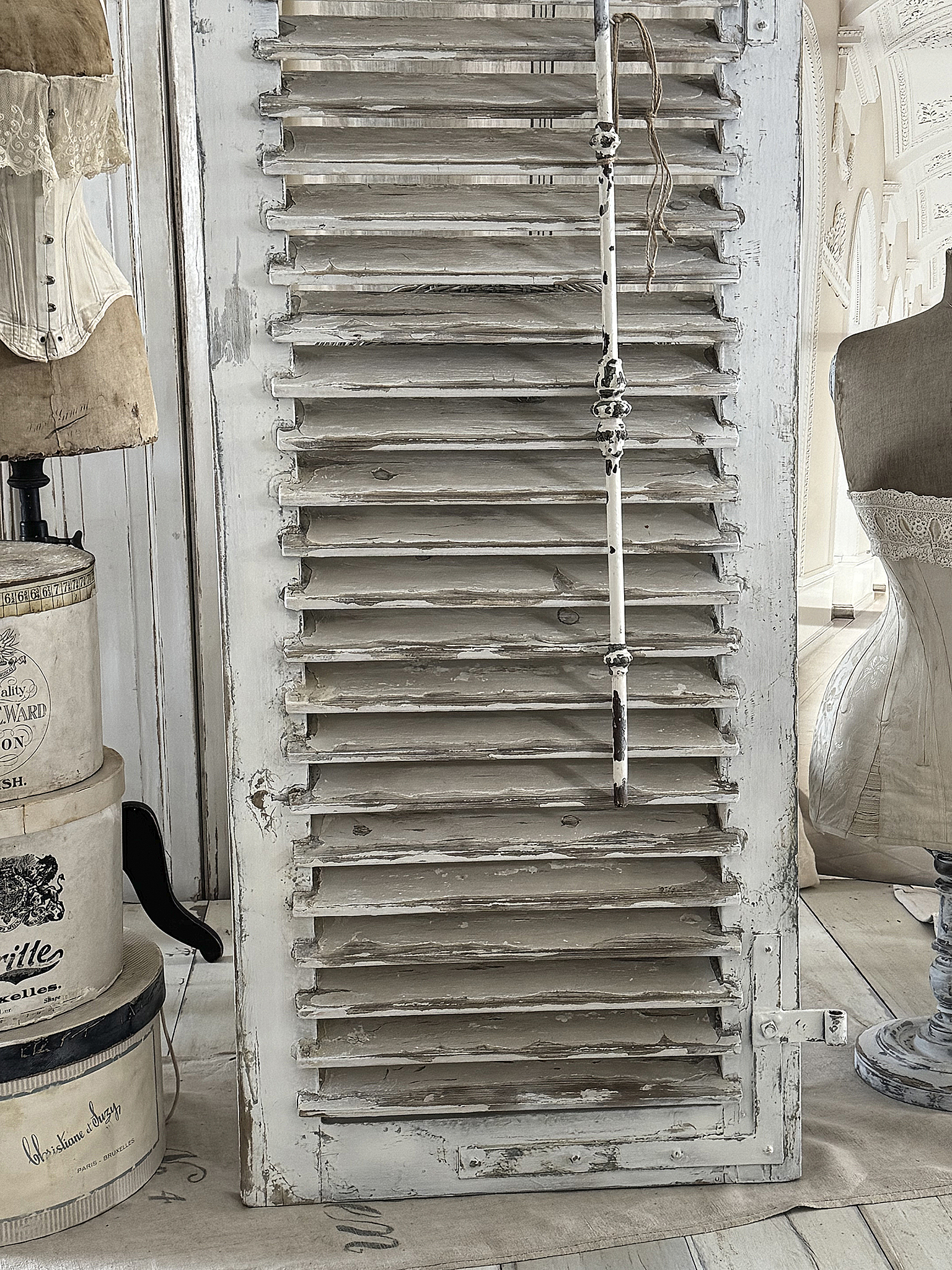 Antiker Lamellenladen mit Geländerstab creme-weiß***