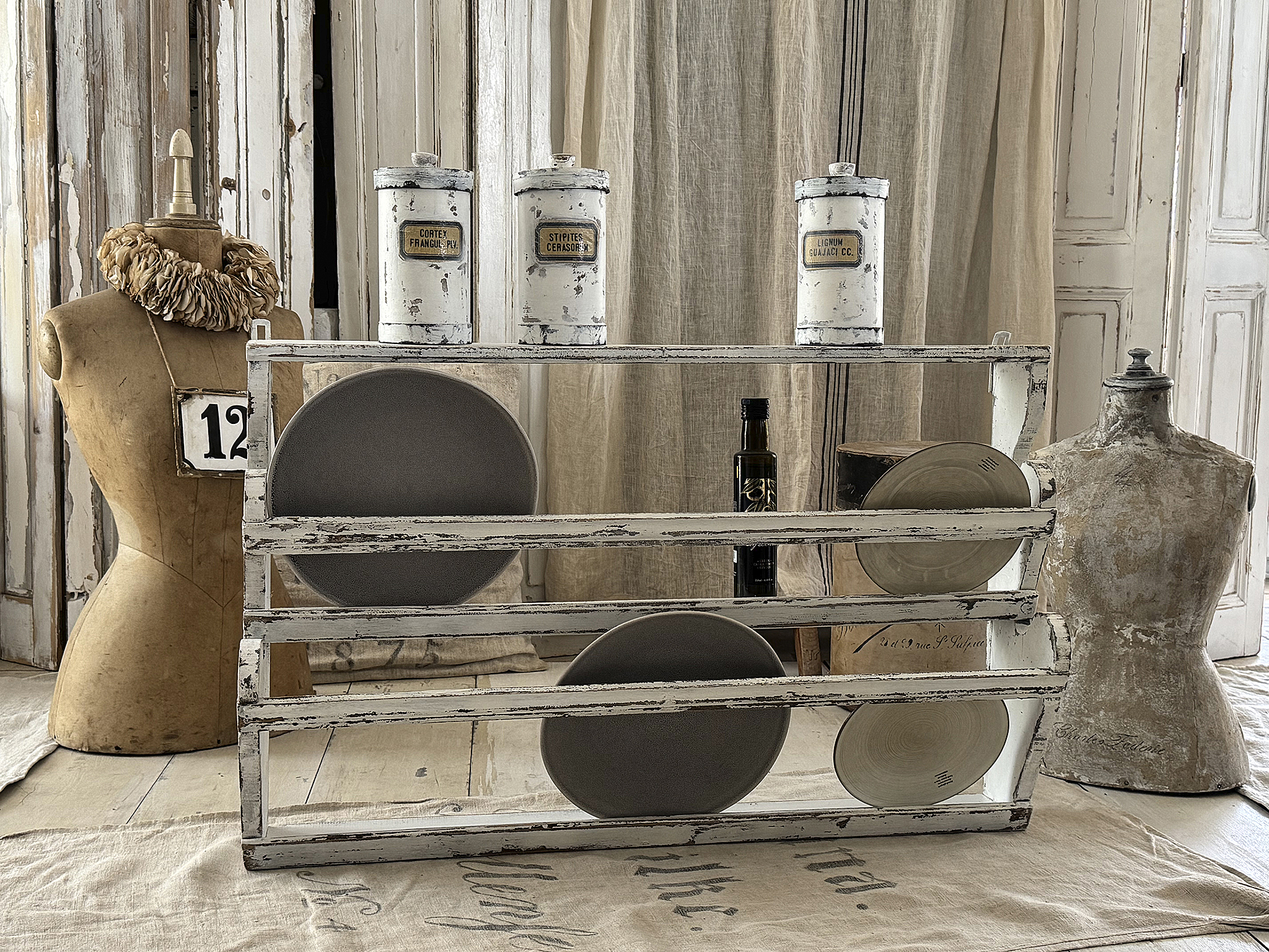 Altes Tellerregal aus Vollholz – authentische Patina mit zeitlosem Charme“***