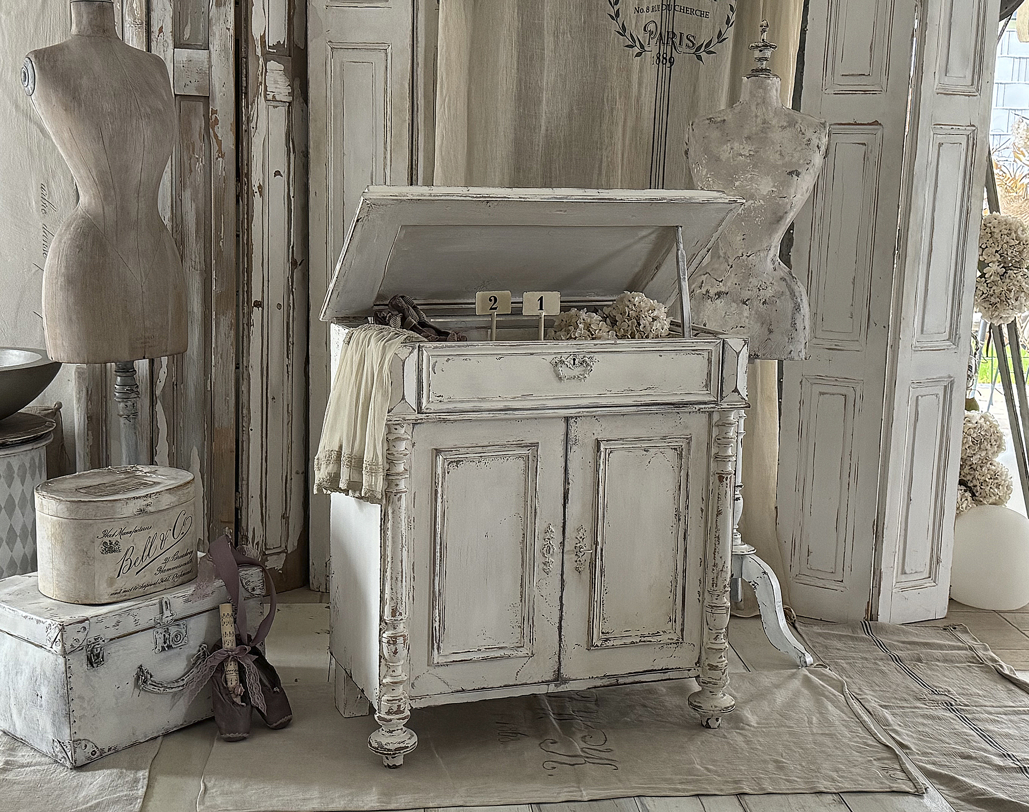 Antike Shabby-Kommode mit klappbarer Ablage***