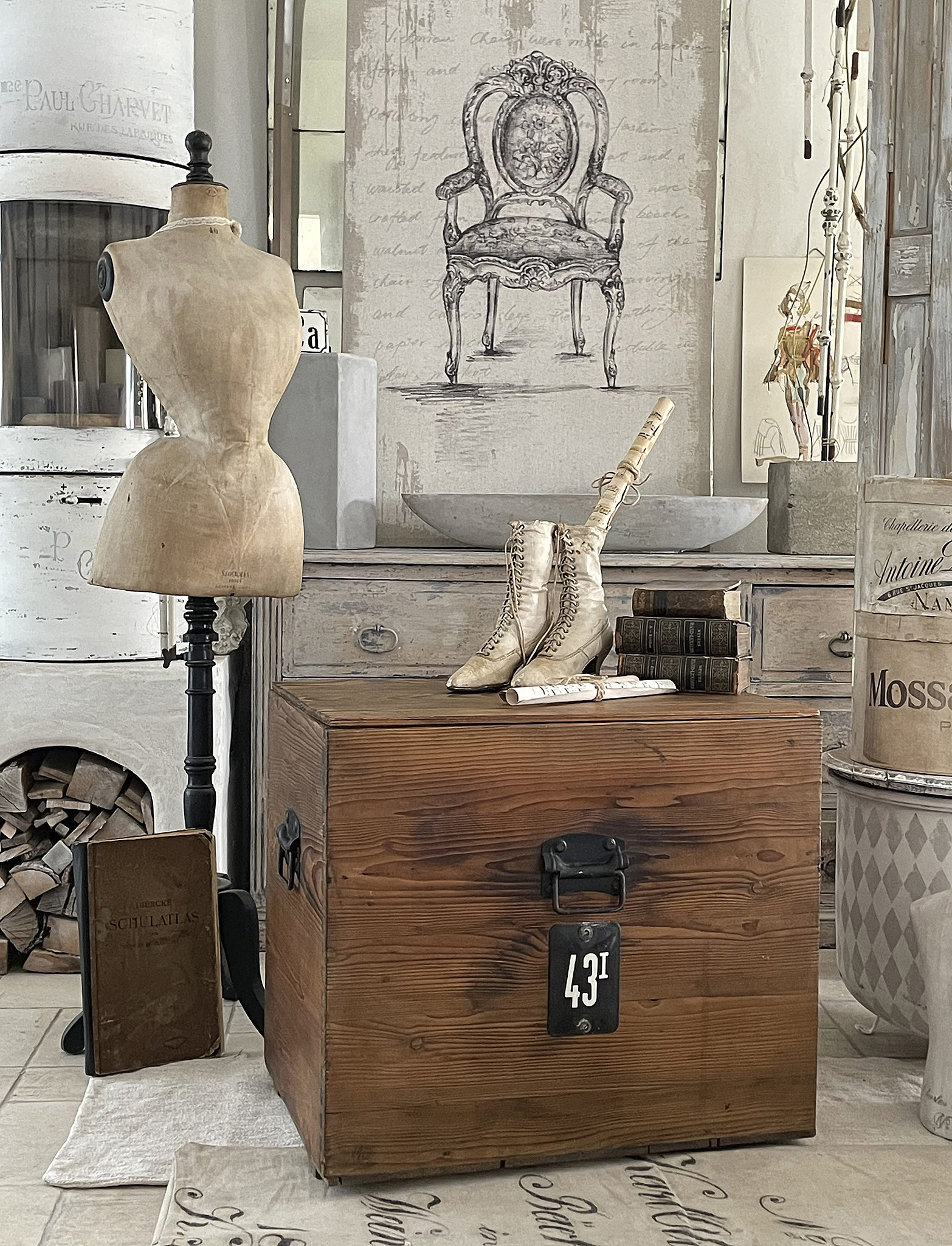 Vintage Deko-Objekte für ein stilvolles Zuhause Holzkiste mit nostalgischem Design und antiken Deko-Elementen