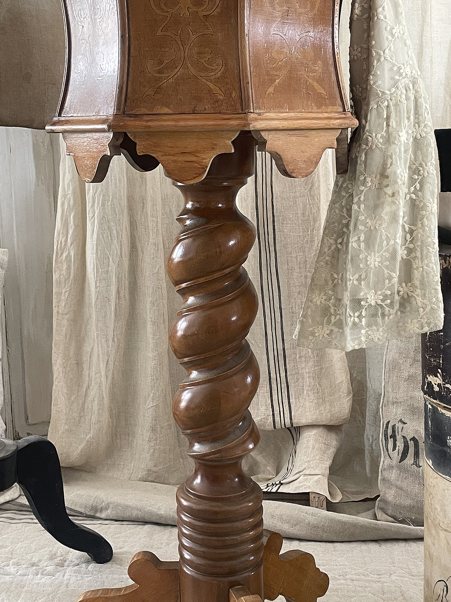 Klassische Holzlampe mit kunstvoll gedrehtem Fuß Antike Holzlampe mit einer kunstvoll gedrehten Säule und einem eleganten Lampenschirm
