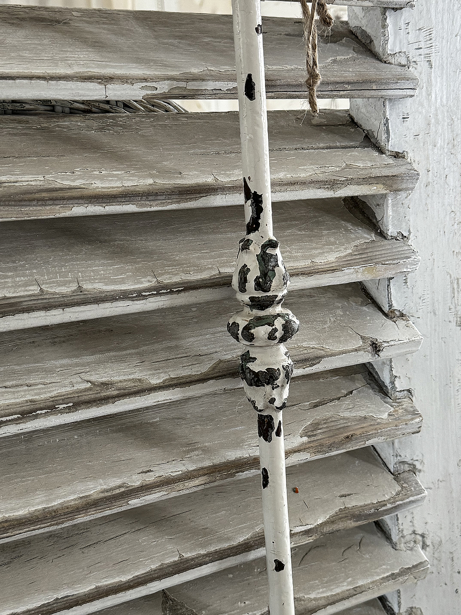 Antiker Lamellenladen mit Geländerstab creme-weiß***