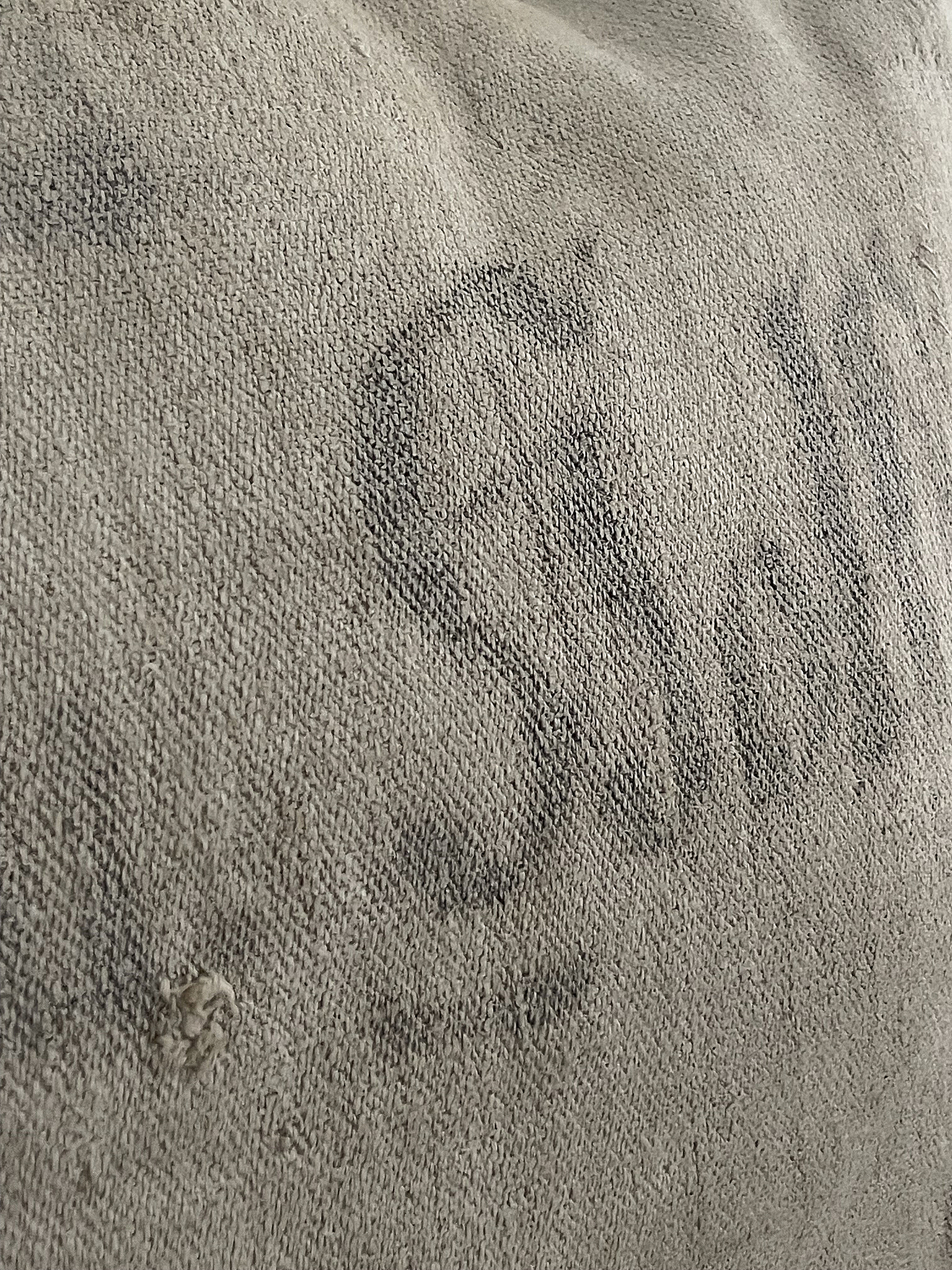 Nahaufnahme eines textiles Stoffes mit unauffälligem Druck Detailansicht eines gewebten Stoffes mit schwachem Aufdruck