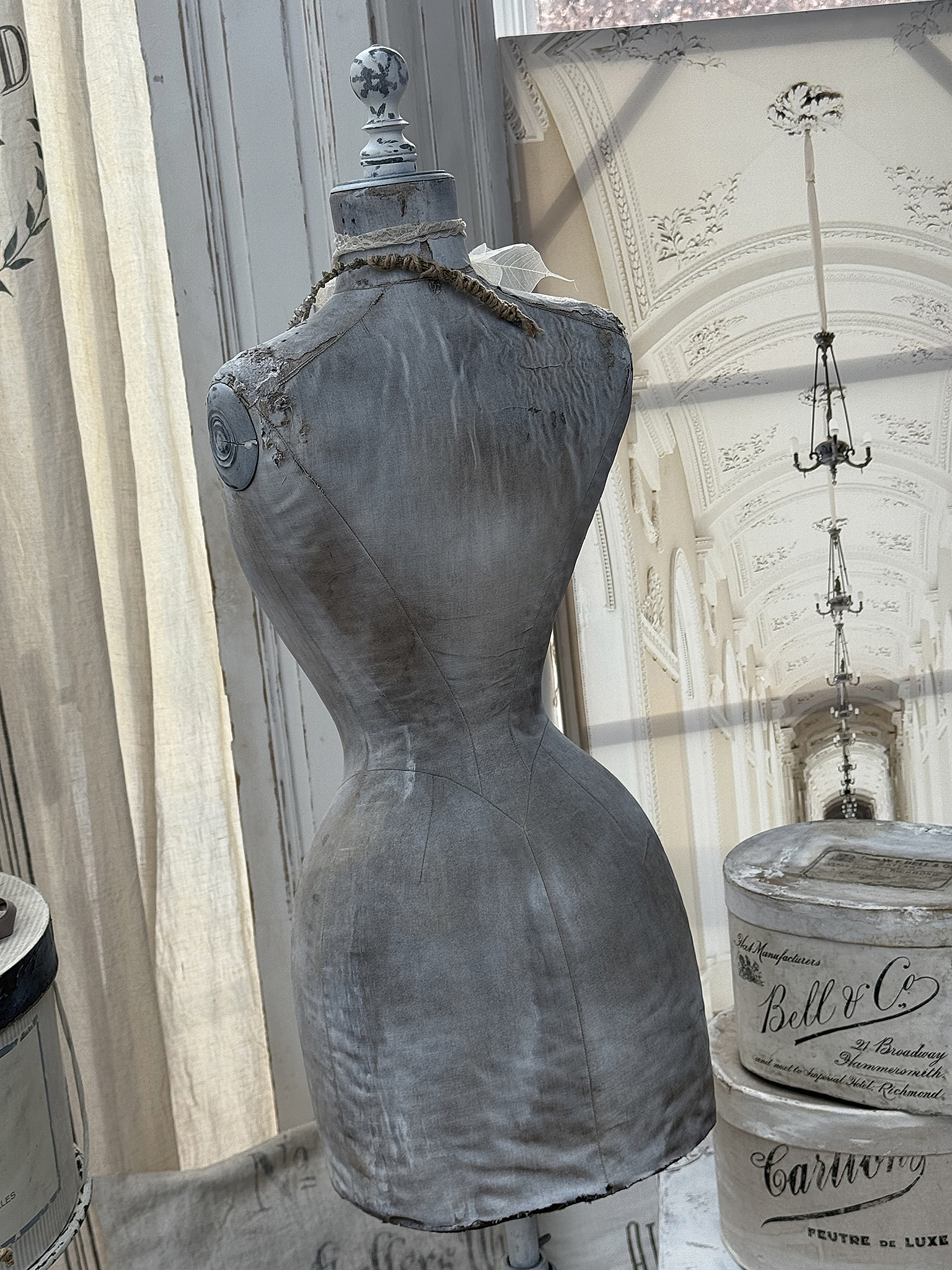 Elegante Schneiderpuppe im Vintage-Stil für kreative Projekte Schneiderpuppe aus Stoff im Vintage-Look, ideal für Näharbeiten und Deko