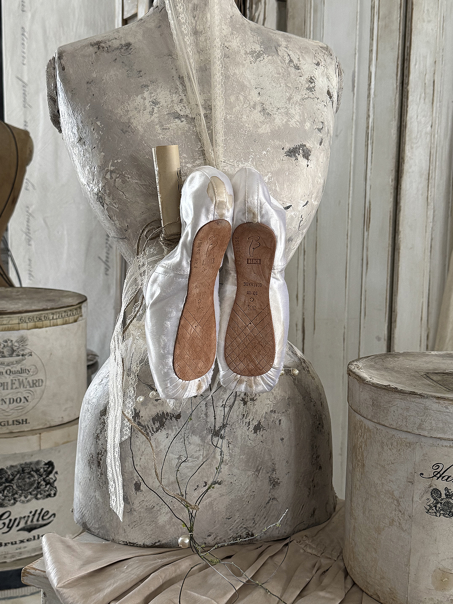 Weiße Spitzen-Ballettschuhe mit Notenblatt***