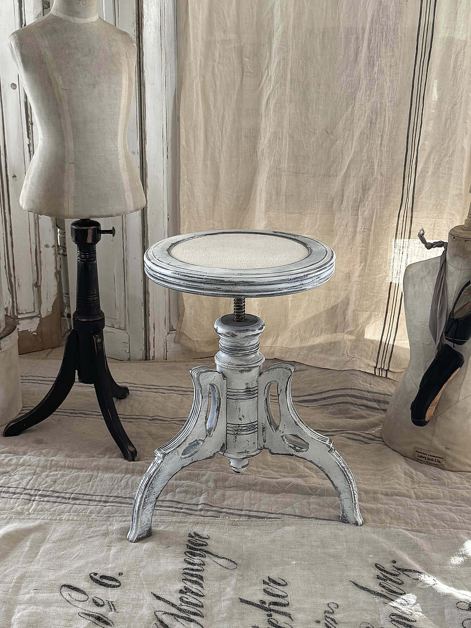 Antiker Klavierhocker im weißen Vintage-Kleid***