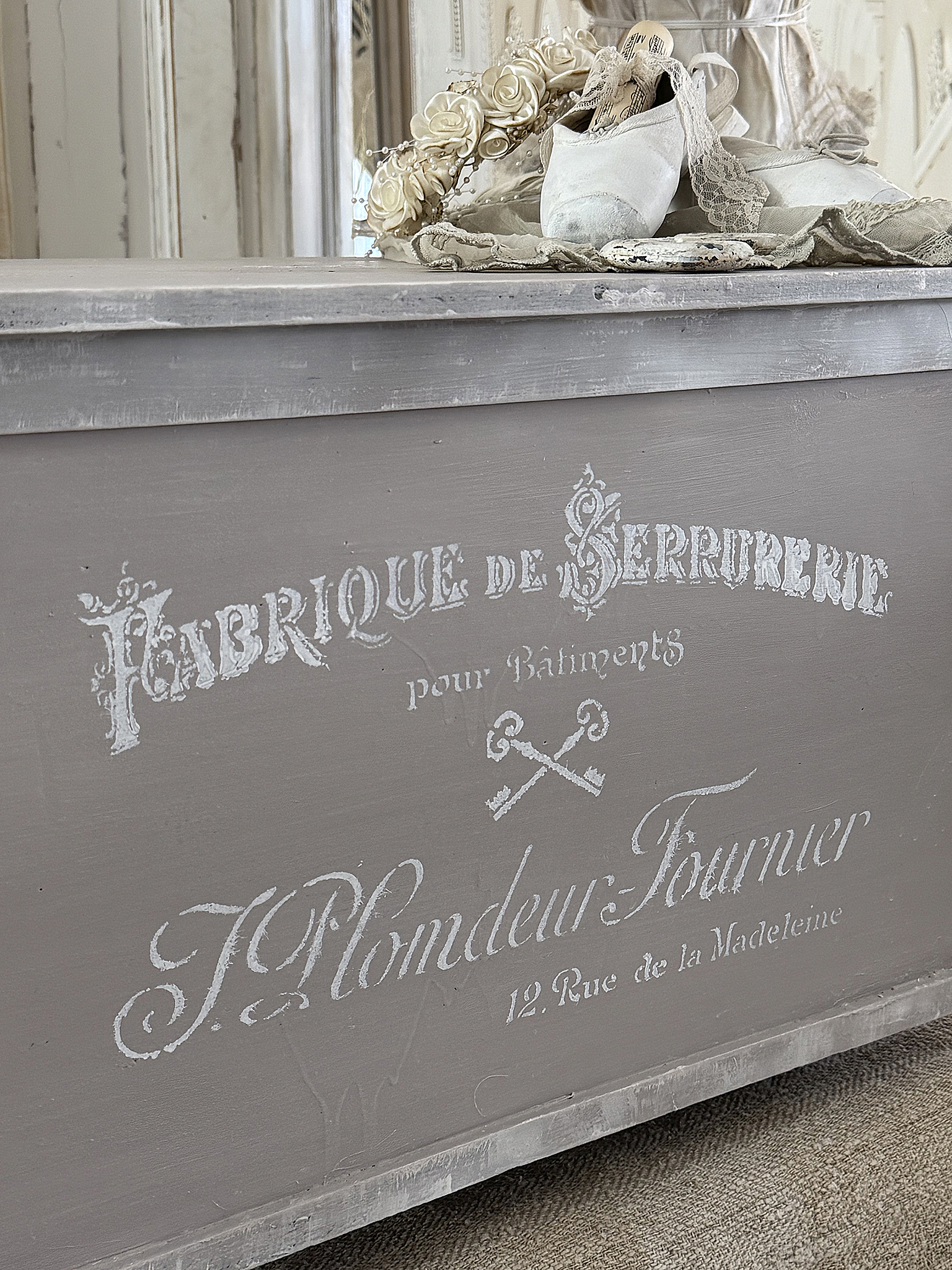 Alte Sitztruhe/Klapptruhe in taupe-weiß*** Alte Sitztruhe/Klapptruhe in taupe-weiß***