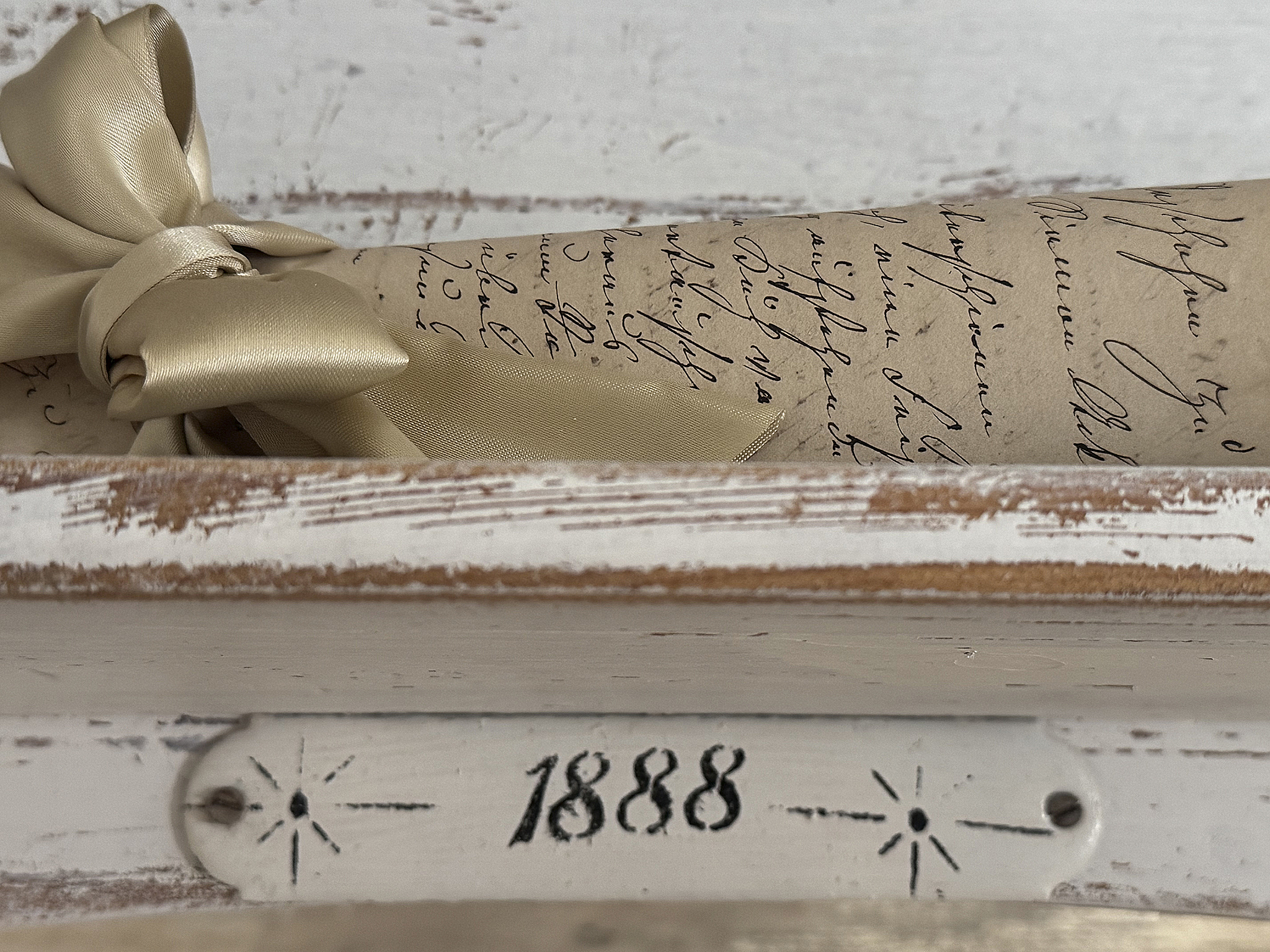 Wunderschönes, großes Gründerzeitregal im weißen Vintagekleid***