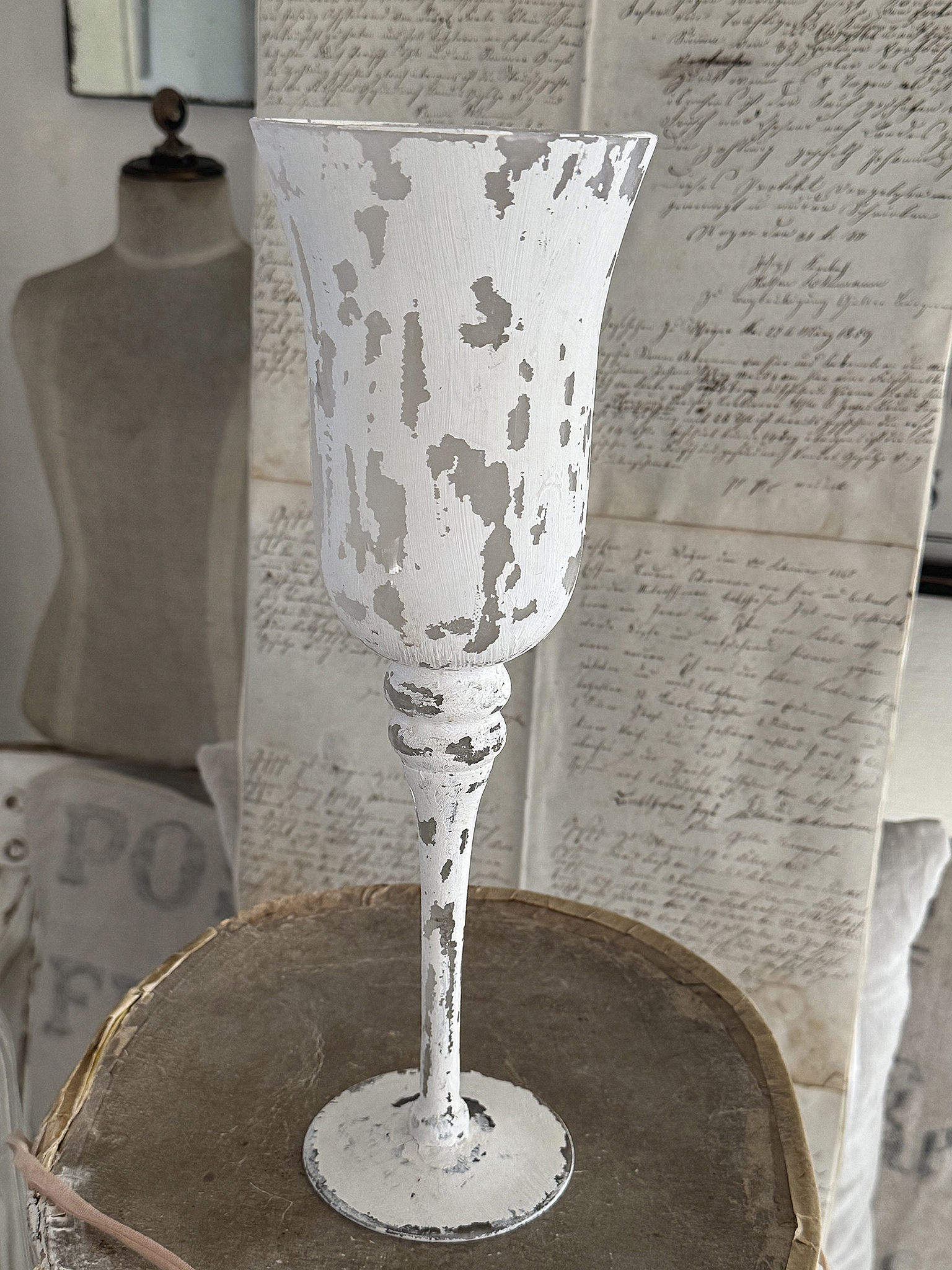 Hohe Glasvase mit romantischer Rosendeko im Shabbykleid***