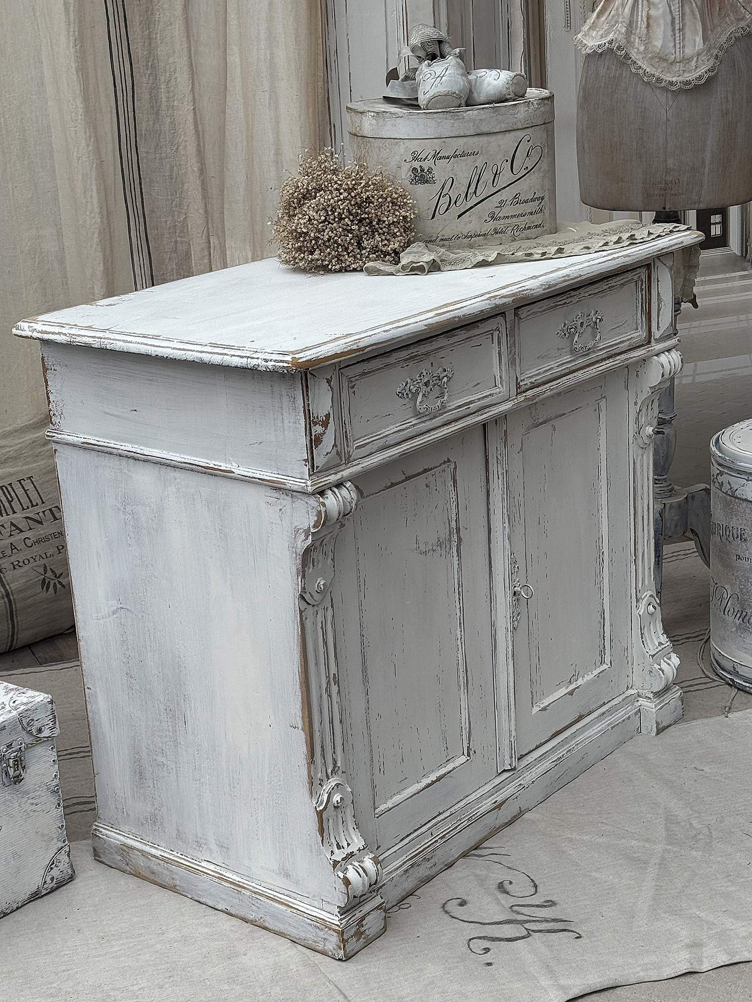 Antiker weißer Sideboard mit geschwungenen Details Weißes Sideboard im Vintage-Stil mit zwei Schubladen und Tür